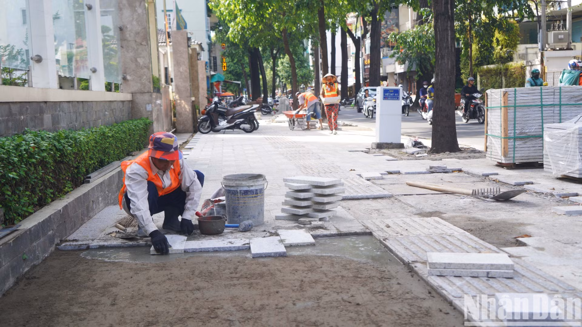 Vỉa hè tại đường Mạc Đỉnh Chi, Quận 1, Thành phố Hồ Chí Minh đang được đẩy nhanh thi công để chuẩn bị chào mừng kỷ niệm 50 năm Ngày Giải phóng miền nam, thống nhất đất nước.