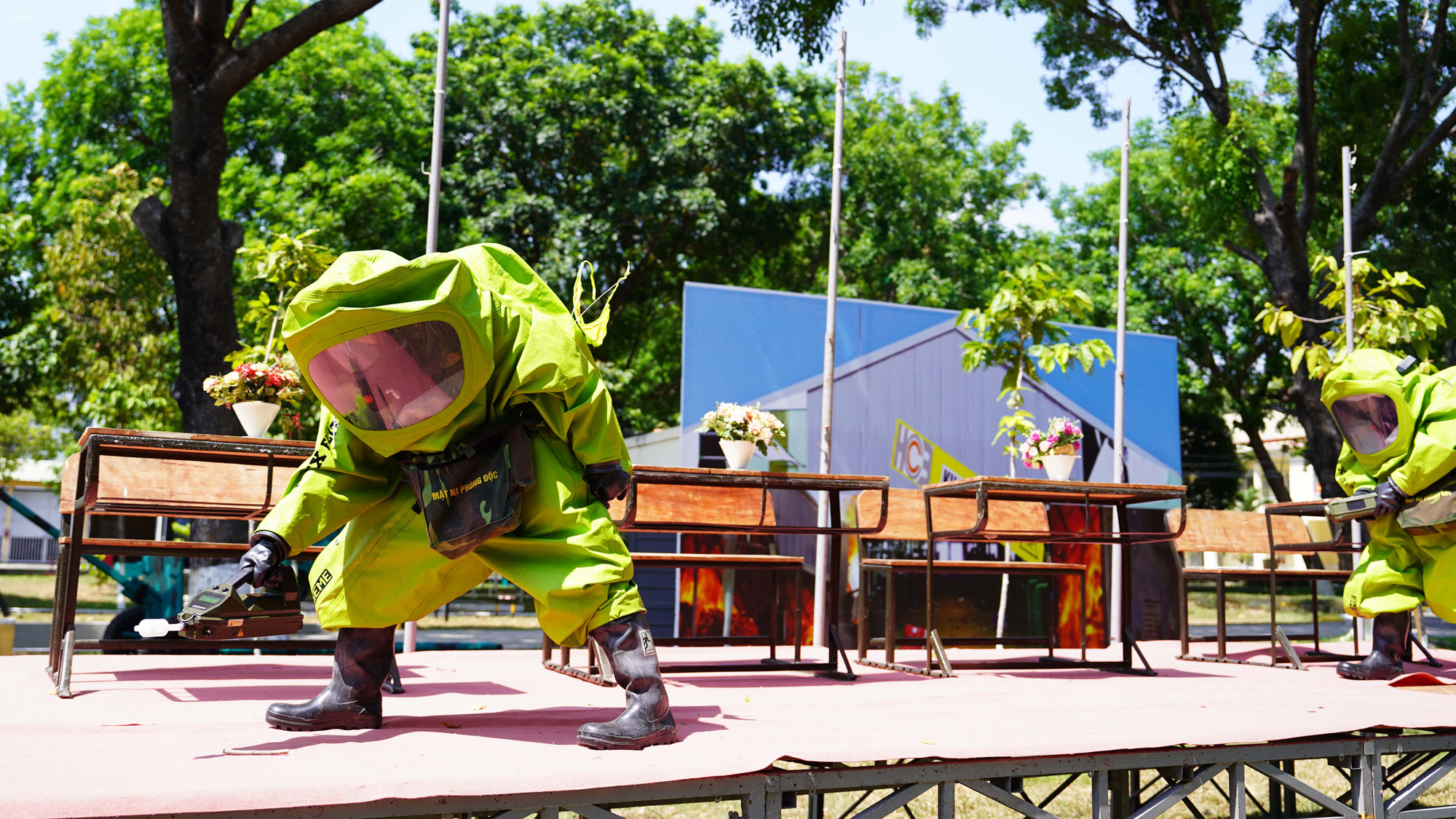 Đại tá Nguyễn Gia Thứ, Lữ đoàn trưởng Lữ Đoàn 87, cho biết, các chiến sĩ phải thuần thục kỹ năng sử dụng trang bị khí tài trong điều kiện phức tạp, rèn luyện khả năng chịu đựng khi mang mặc khí tài đề phòng trong thời gian dài, nâng cao bản lĩnh, tâm lý vững vàng khi đối mặt với các tình huống nguy hiểm. Đặc biệt, các bài tập hiệp đồng giữa các phân đội được chú trọng, bảo đảm quy trình ứng phó diễn ra nhanh chóng, chính xác, đồng bộ, hiệu quả.