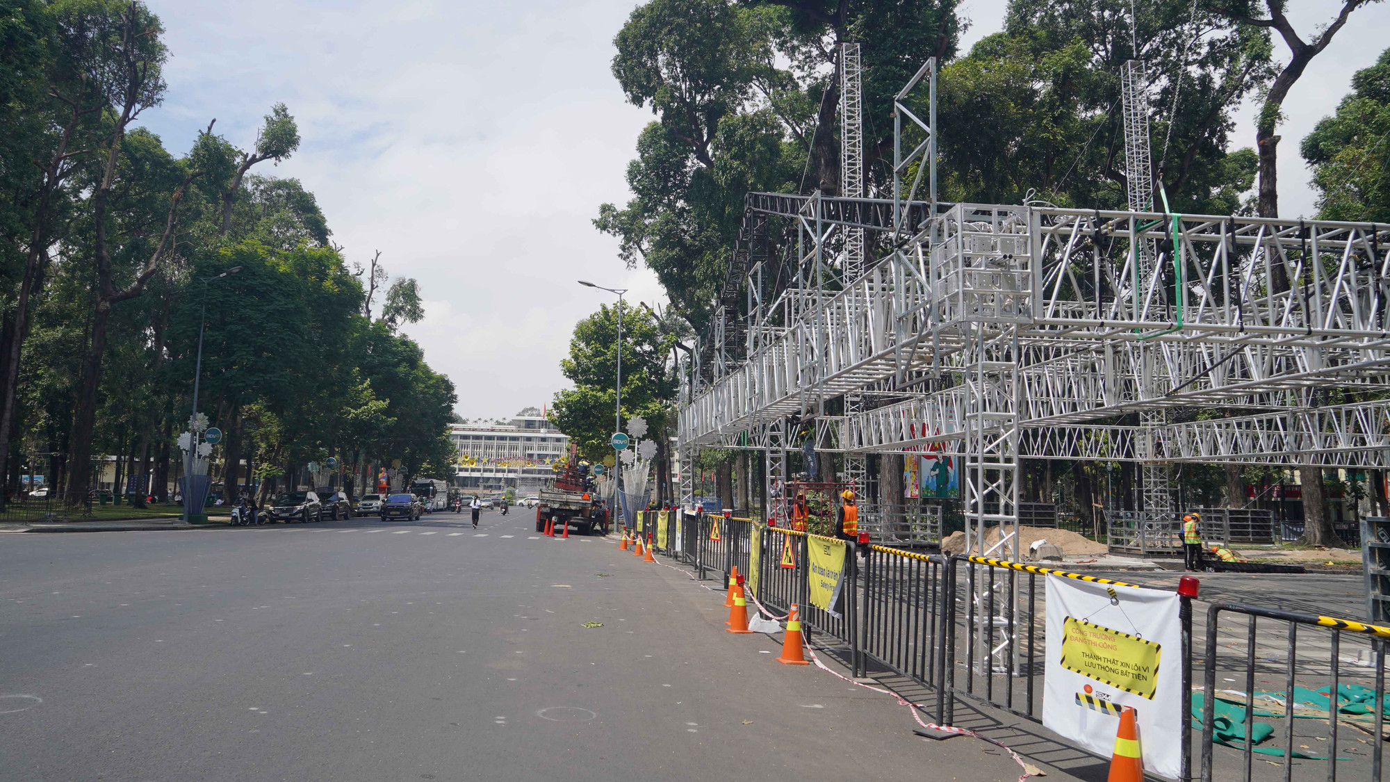 Giai đoạn 1: Bắt đầu từ ngày 22/3, công tác thi công được triển khai tại đoạn đường Pasteur (từ Lê Duẩn đến Alexandre De Rhodes). Đây là khu vực tập kết thiết bị, vật tư để xây dựng các hạng mục chính như khán đài B,C, khu hậu cần, khối nền và nhà bạt cho khán đài A.