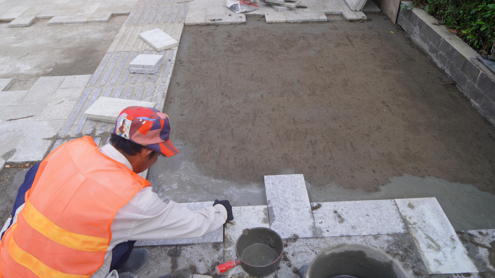 Công nhân lát gạch granite.