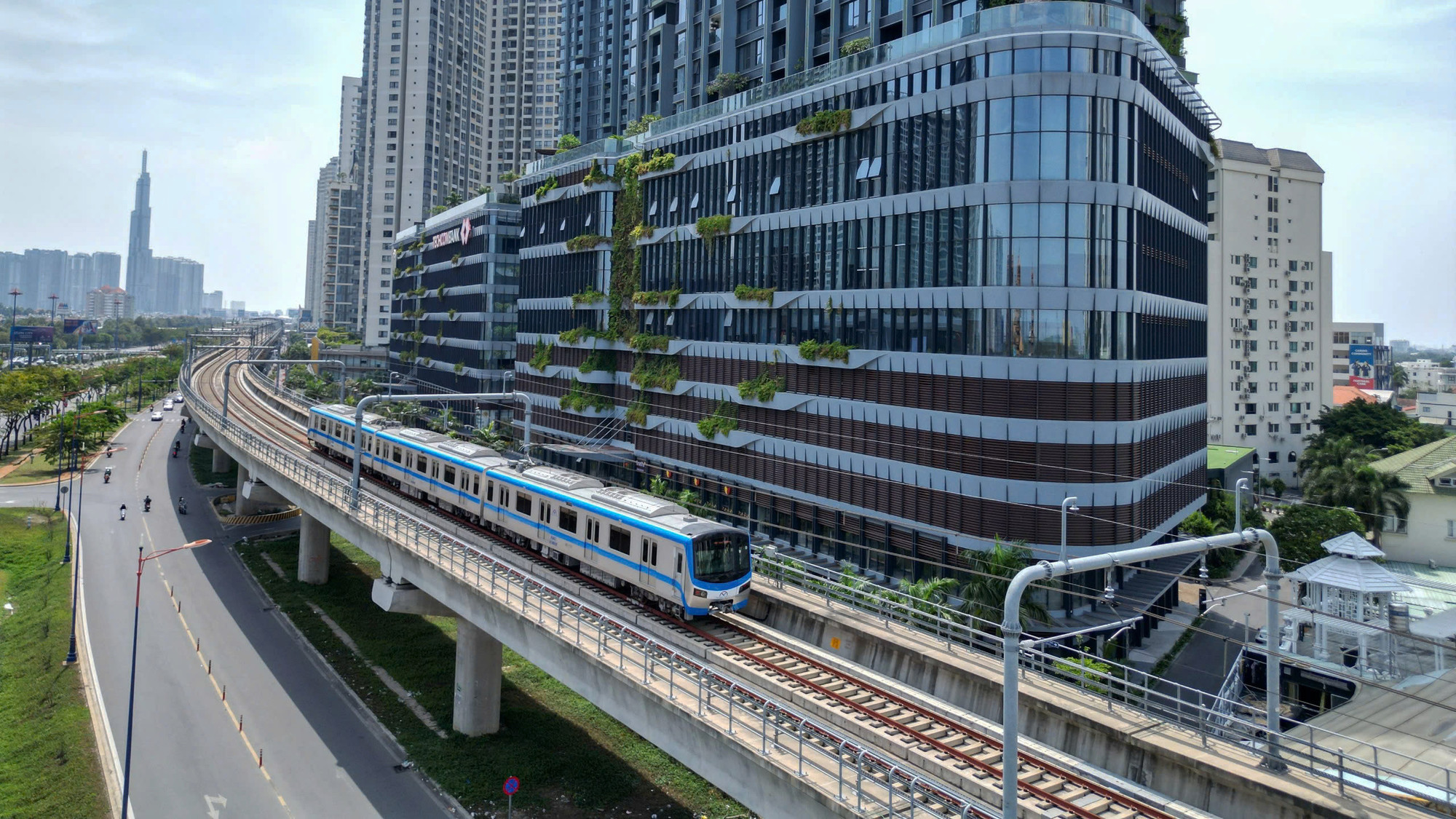 Metro số 1 không chỉ là một công trình giao thông mà còn là biểu tượng của sự kiên trì và tầm nhìn dài hạn. Khi các đoàn tàu lăn bánh, mang theo hàng nghìn hành khách mỗi ngày, thành phố cũng đang viết tiếp câu chuyện của mình, một đô thị hiện đại, kết nối và bền vững, sẵn sàng vươn xa trên bản đồ thế giới. Metro số 1 không chỉ là một công trình giao thông mà còn là biểu tượng của sự kiên trì và tầm nhìn dài hạn. Khi các đoàn tàu lăn bánh, mang theo hàng nghìn hành khách mỗi ngày, thành phố cũng đang viết tiếp câu chuyện của mình, một đô thị hiện đại, kết nối và bền vững, sẵn sàng vươn xa trên bản đồ thế giới.