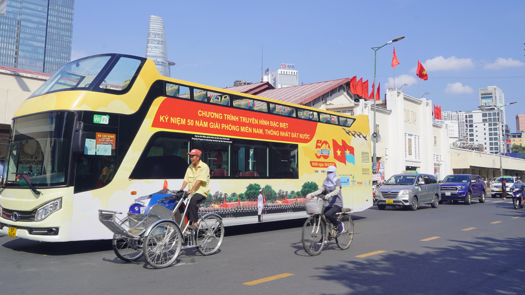 Đường phố Thành phố Hồ Chí Minh rực rỡ cờ hoa hướng tới Đại lễ 30/4.