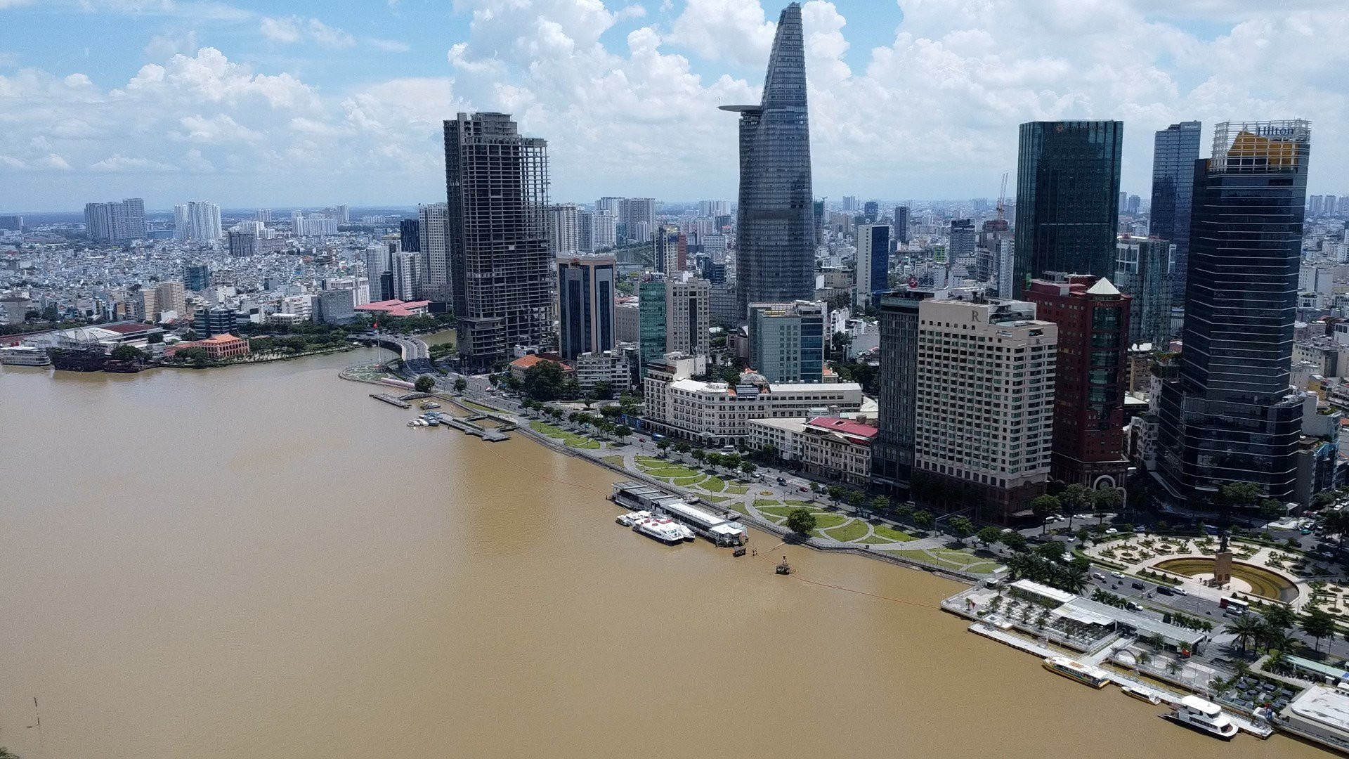 Trung tâm quận 1 với tòa nhà Bitexco 69 tầng, công viên Bến Bạch Đằng, cột cờ Thủ Ngữ, quảng trường Mê Linh... những công trình biểu tượng gắn liền với Thành phố Hồ Chí Minh sau 50 năm thống nhất đất nước. Trung tâm quận 1 với tòa nhà Bitexco 69 tầng, công viên Bến Bạch Đằng, cột cờ Thủ Ngữ, quảng trường Mê Linh... những công trình biểu tượng gắn liền với Thành phố Hồ Chí Minh sau 50 năm thống nhất đất nước.