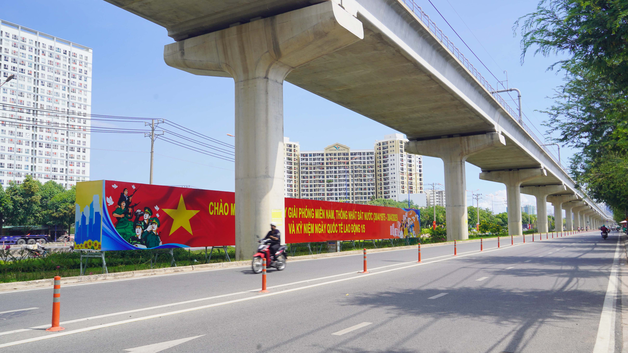 Đường Nguyễn Văn Bá, thành phố Thủ Đức, rực rỡ dưới tuyến metro số 1.