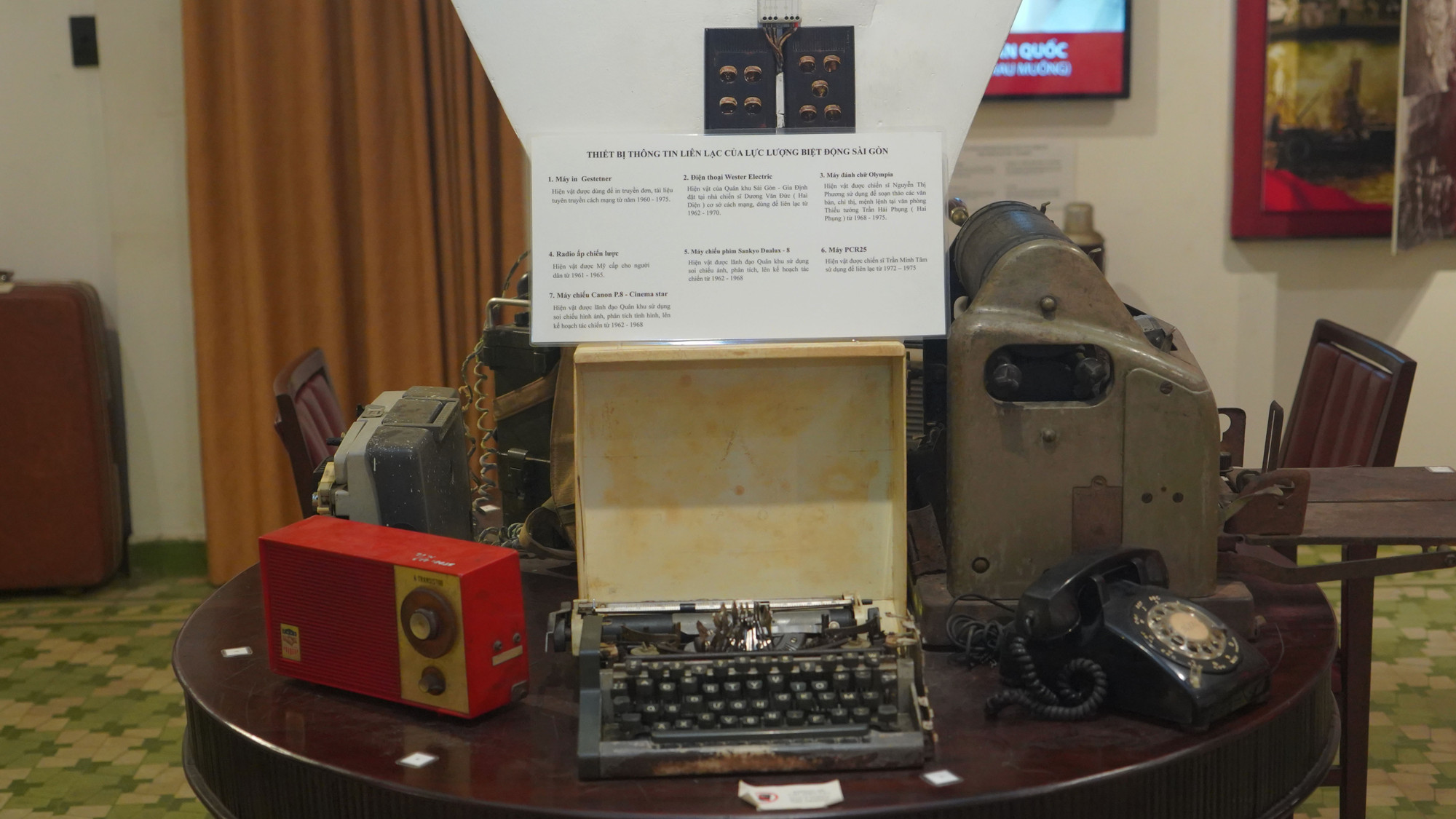 Đây là những kỷ vật mà một chiến sĩ bộ đội khi tiếp quản Dinh Độc Lập sưu tầm, và tặng lại cho Bảo tàng Biệt động Sài Gòn-Gia Định.