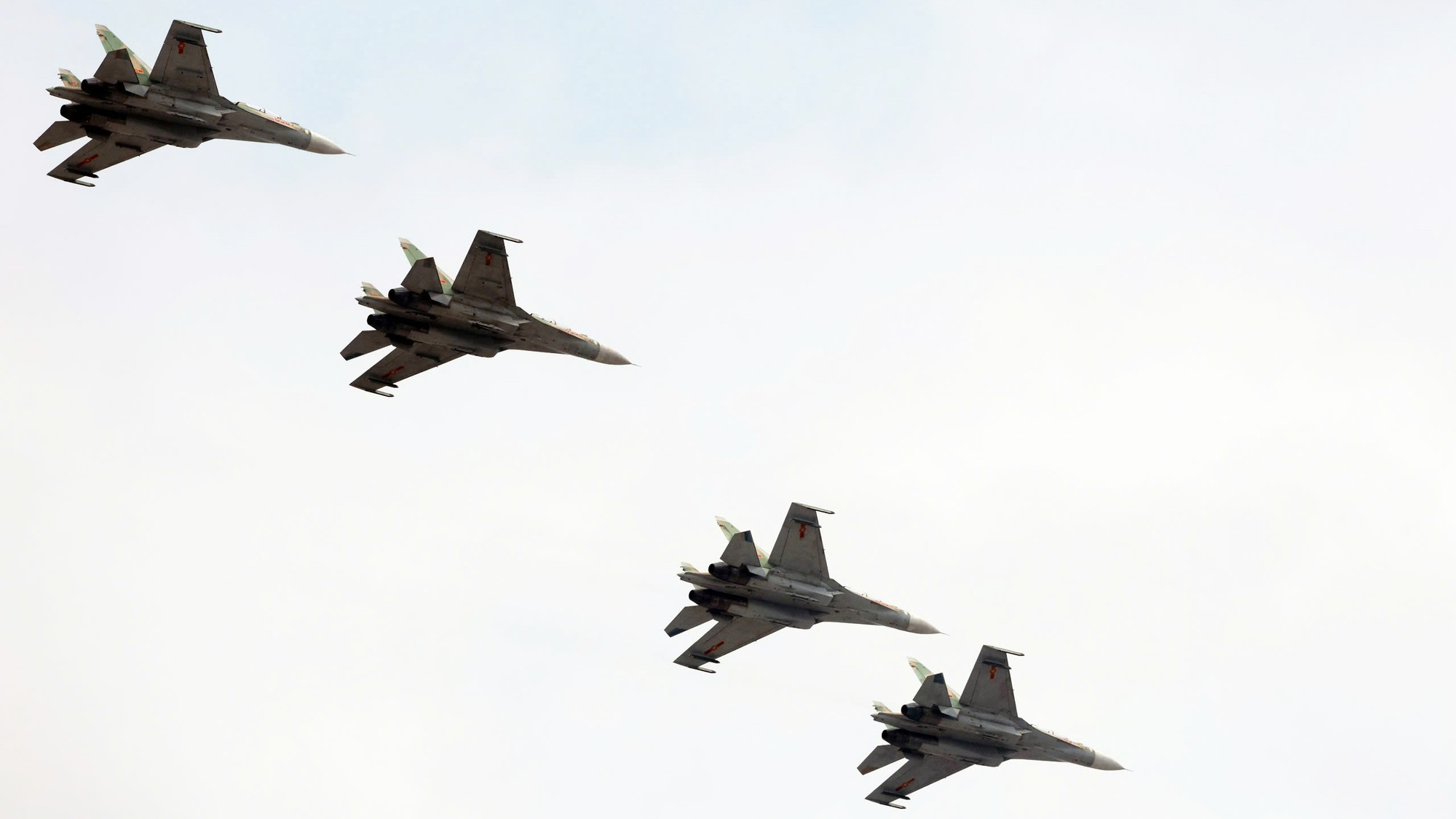 Biên đội tiêm kích Su-30MK2 bay tiến về lễ đài trong buổi hợp luyện.