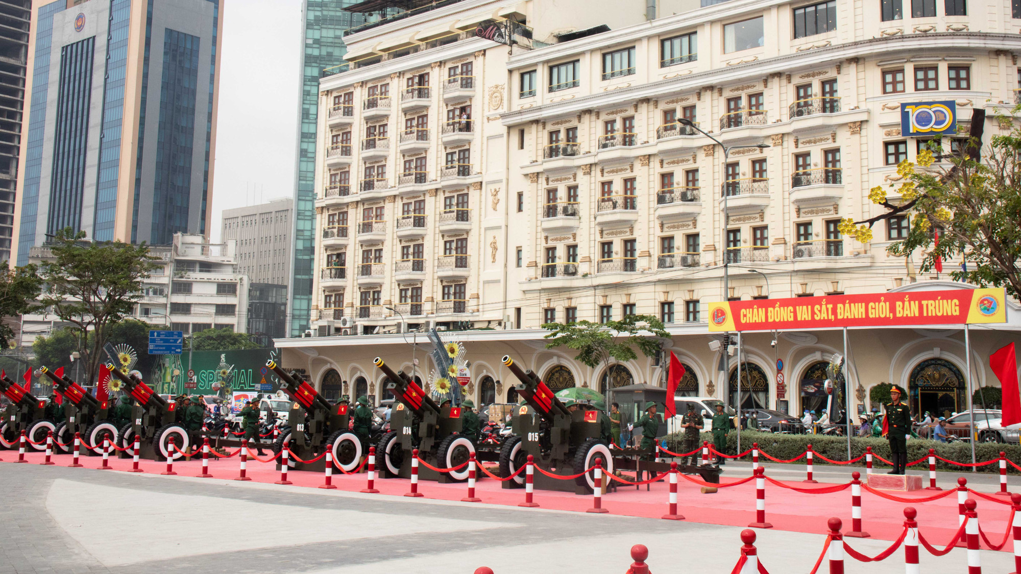 Khoảng 8 giờ, lực lượng quân đội đã chuẩn bị công tác khai hỏa để tập luyện. Khoảng 8 giờ, lực lượng quân đội đã chuẩn bị công tác khai hỏa để tập luyện.