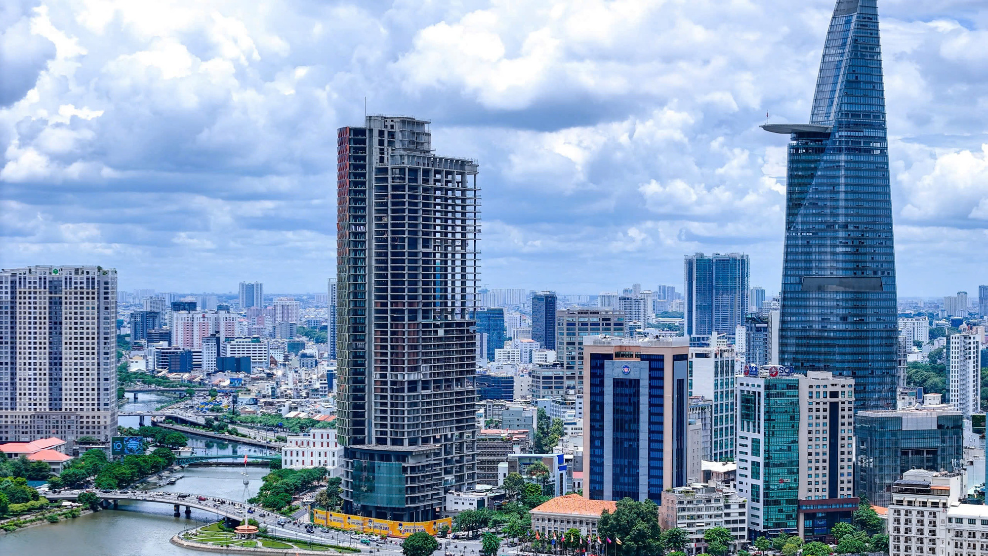 Đại lộ Võ Văn Kiệt-Mai Chí Thọ công trình đã góp phần thay đổi toàn diện bộ mặt đô thị dọc hai bên tuyến kênh Tàu Hủ-Bến Nghé, tạo vẻ mỹ quan cho thành phố; đồng thời, cải thiện nguồn nước thải ra kênh thông qua dự án cải thiện môi trường. Đại lộ Võ Văn Kiệt-Mai Chí Thọ công trình đã góp phần thay đổi toàn diện bộ mặt đô thị dọc hai bên tuyến kênh Tàu Hủ-Bến Nghé, tạo vẻ mỹ quan cho thành phố; đồng thời, cải thiện nguồn nước thải ra kênh thông qua dự án cải thiện môi trường.