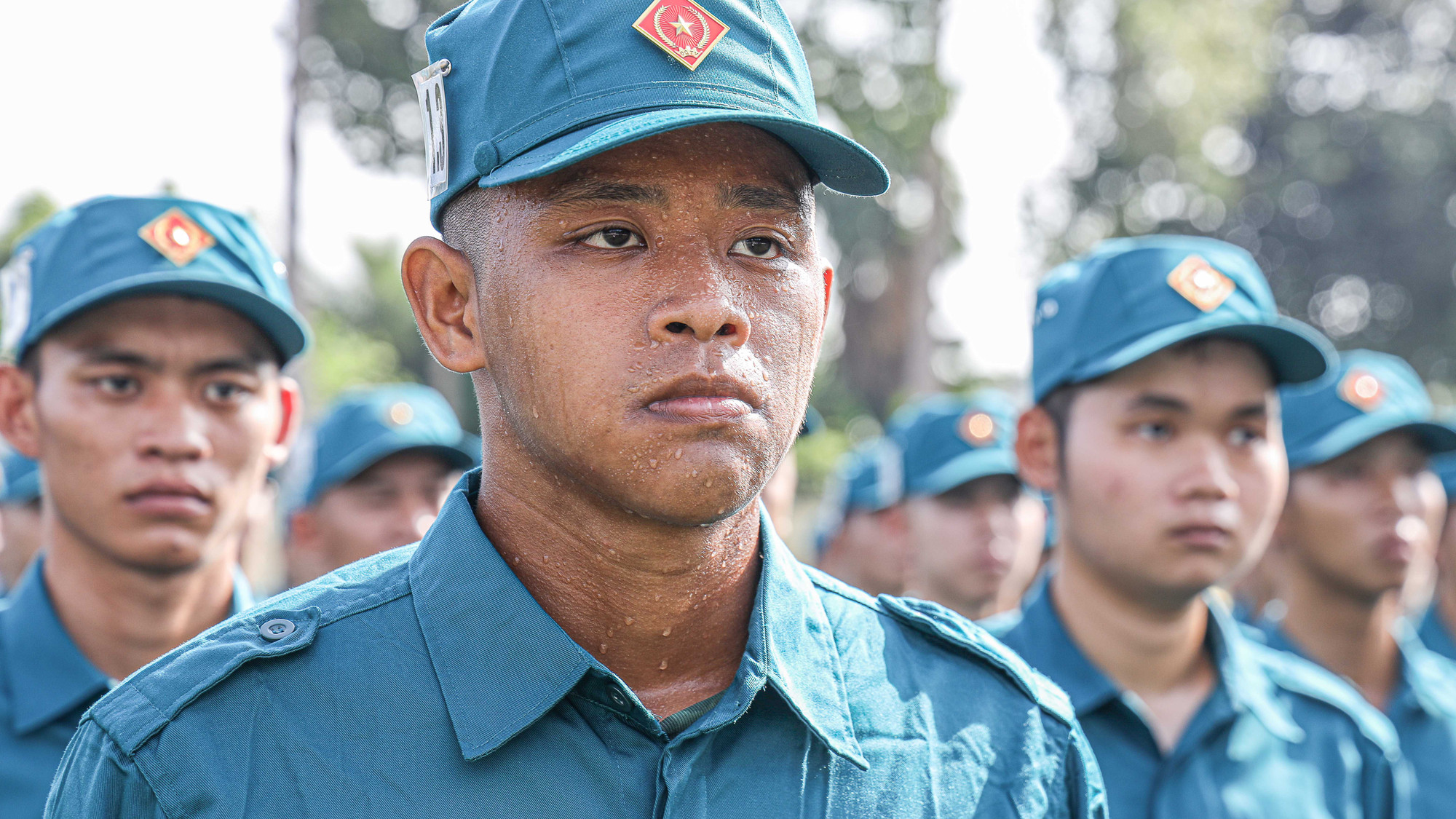 Những giọt mồ hôi trên thao trường của khối Nam dân quân tự vệ.