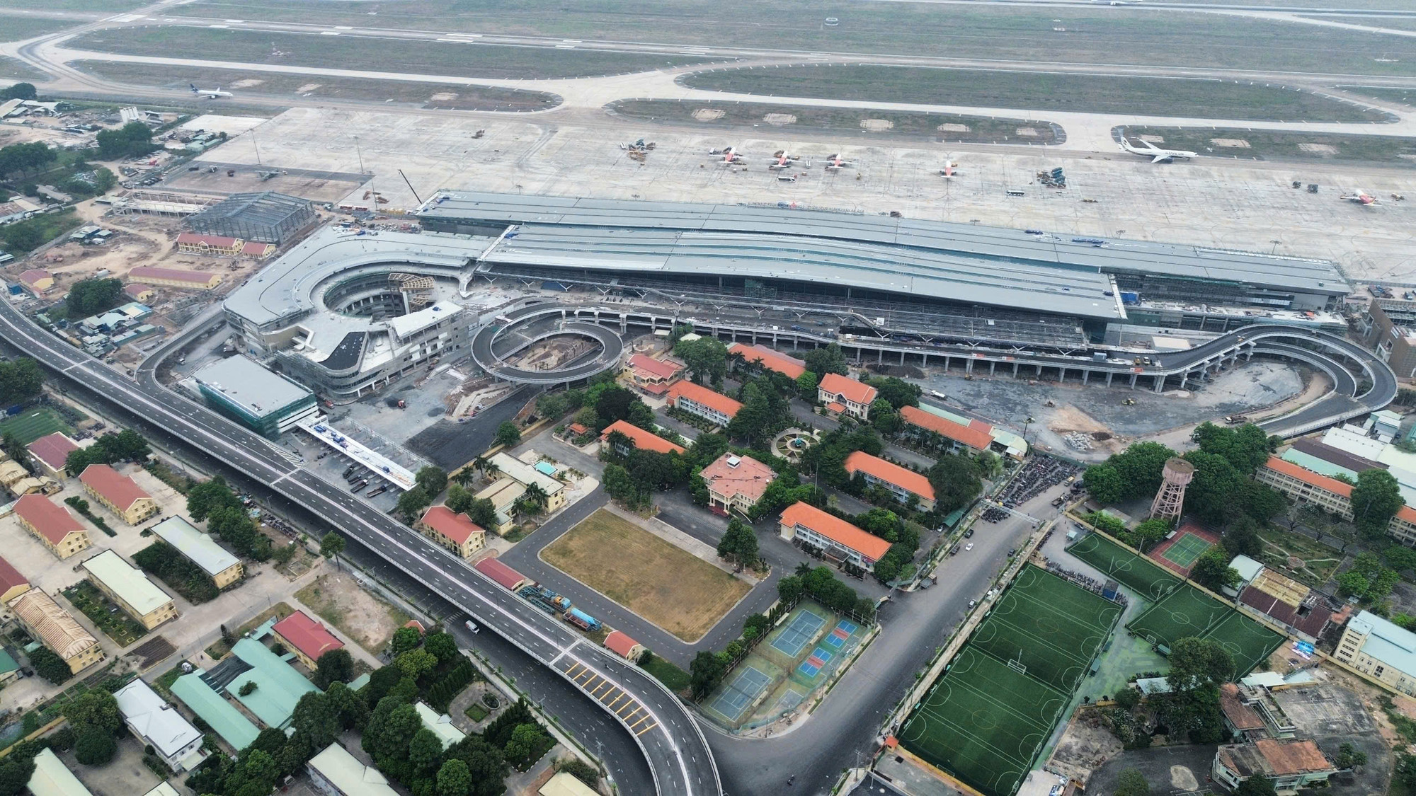 Sau hơn 2 năm khởi công, dự án nhà ga T3 sân bay Tân Sơn Nhất có tổng vốn đầu tư gần 11.000 tỷ đồng đã đạt khoảng 99% khối lượng thi công, dự kiến đưa vào khai thác đúng dịp 30/4, nhân Kỷ niệm 50 năm ngày Giải phóng miền nam, thống nhất đất nước. Nhà ga T3 sẽ giúp giảm tải và tăng cường năng lực cho Sân bay Tân Sơn Nhất hiện hữu. Sau hơn 2 năm khởi công, dự án nhà ga T3 sân bay Tân Sơn Nhất có tổng vốn đầu tư gần 11.000 tỷ đồng đã đạt khoảng 99% khối lượng thi công, dự kiến đưa vào khai thác đúng dịp 30/4, nhân Kỷ niệm 50 năm ngày Giải phóng miền nam, thống nhất đất nước. Nhà ga T3 sẽ giúp giảm tải và tăng cường năng lực cho Sân bay Tân Sơn Nhất hiện hữu.