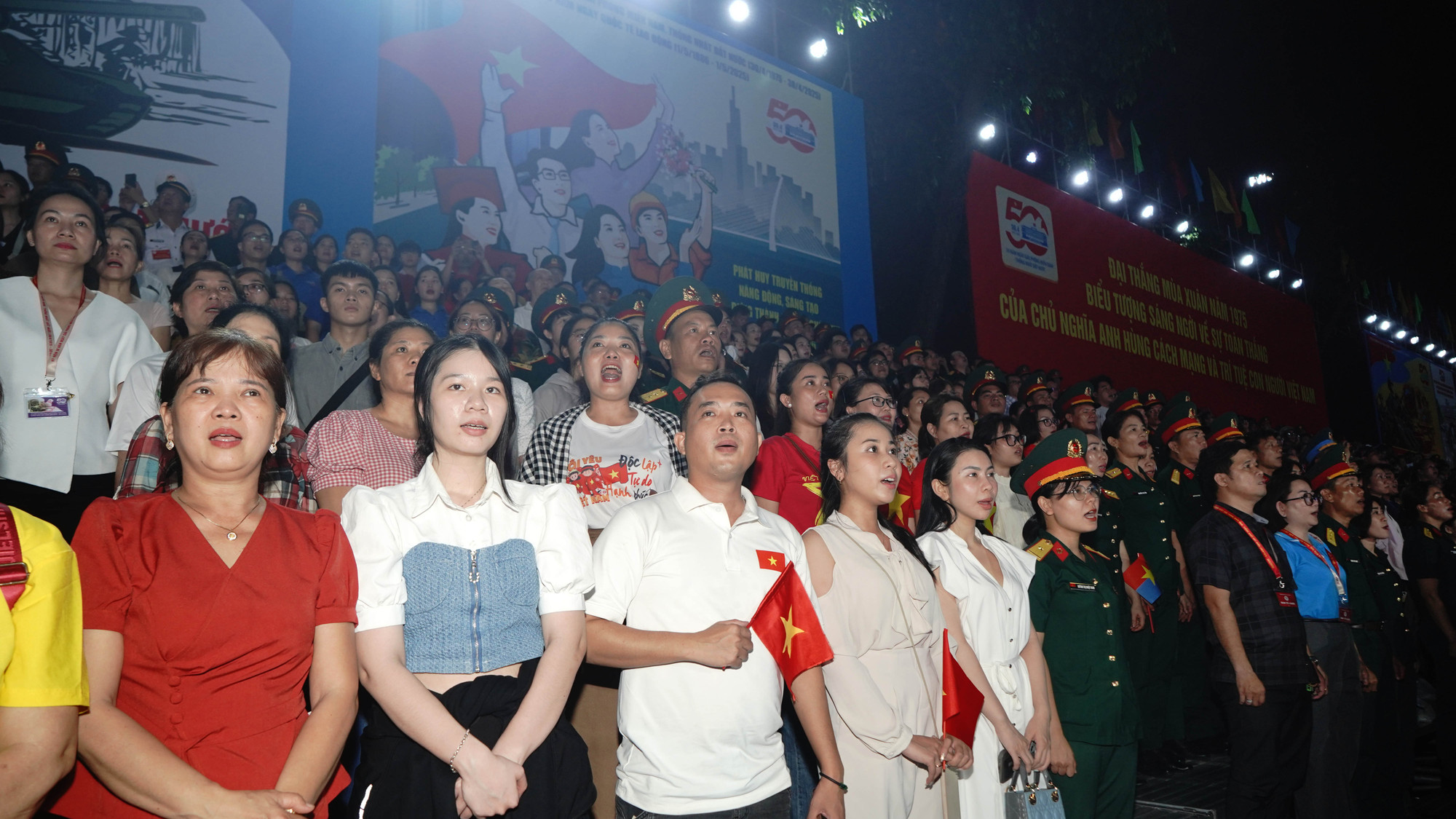 Đông đảo người dân có mặt trên khán đài cùng hát theo tiếng nhạc Quốc ca trước khi buổi Tổng hợp luyện chính thức bắt đầu. Đông đảo người dân có mặt trên khán đài cùng hát theo tiếng nhạc Quốc ca trước khi buổi Tổng hợp luyện chính thức bắt đầu.