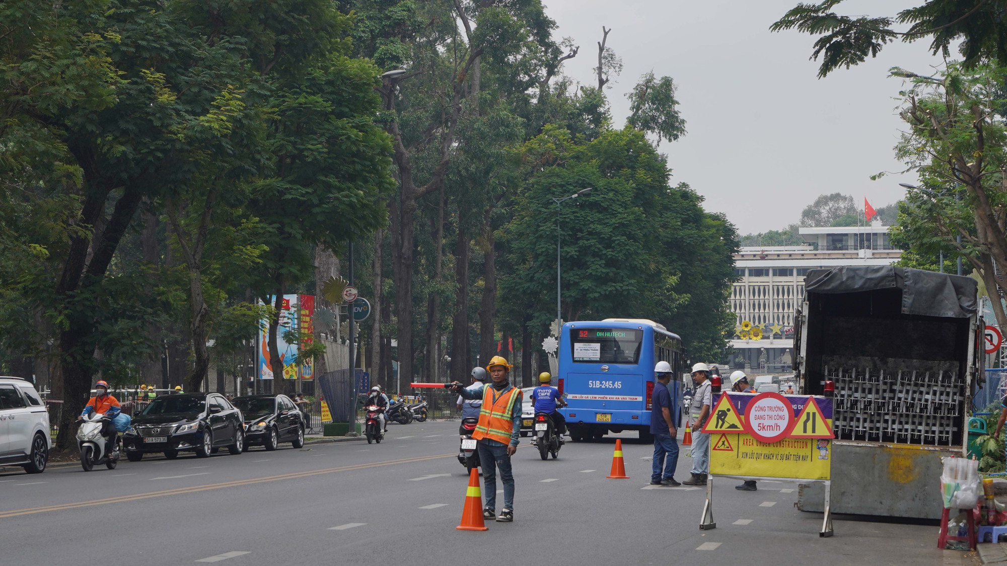 Giai đoạn 2: Từ ngày 31/3-12/4, các hạng mục quan trọng trên trục đường Paster (đoạn từ đường Hàn Thuyên đến đường Lê Duẩn) được triển khai. Trong thời gian này, các công tác thi công được đẩy nhanh, với việc lắp dựng sân khấu chính, nơi sẽ diễn ra các nghi thức trọng đại trong lễ kỷ niệm.