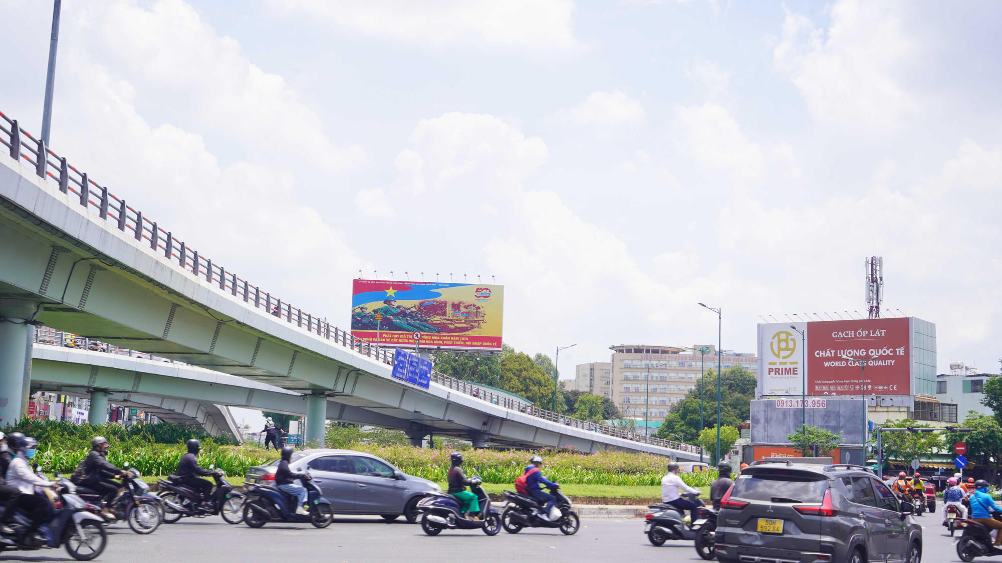 Ngã tư Phạm Văn Đồng những ngày cuối tháng tư .