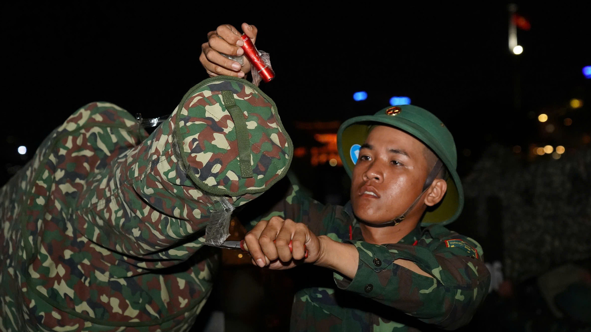 Việc lắp đặt được triển khai xuyên đêm nhằm kịp tiến độ chuẩn bị cho các hoạt động chào mừng sự kiện lịch sử trọng đại của đất nước.