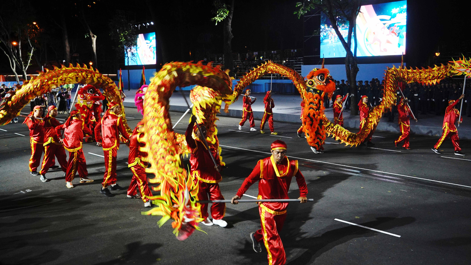 Sau đợt tổng hợp luyện lần thứ hai vào ngày 22/4, các lực lượng sẽ sơ duyệt vào ngày 25/4 và tổng duyệt cấp nhà nước ngày 27/4. Lễ diễu binh, diễu hành chính thức diễn ra vào sáng 30/4 trên đường Lê Duẩn, trước Dinh Độc Lập. Sau đợt tổng hợp luyện lần thứ hai vào ngày 22/4, các lực lượng sẽ sơ duyệt vào ngày 25/4 và tổng duyệt cấp nhà nước ngày 27/4. Lễ diễu binh, diễu hành chính thức diễn ra vào sáng 30/4 trên đường Lê Duẩn, trước Dinh Độc Lập.