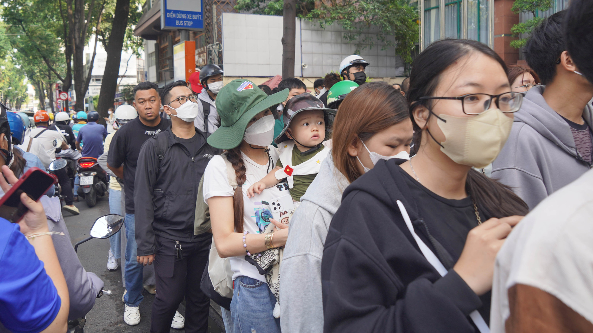 Nhiều người đón nhận phụ san này trong niềm vui, hạnh phúc xen lẫn sự xúc động.