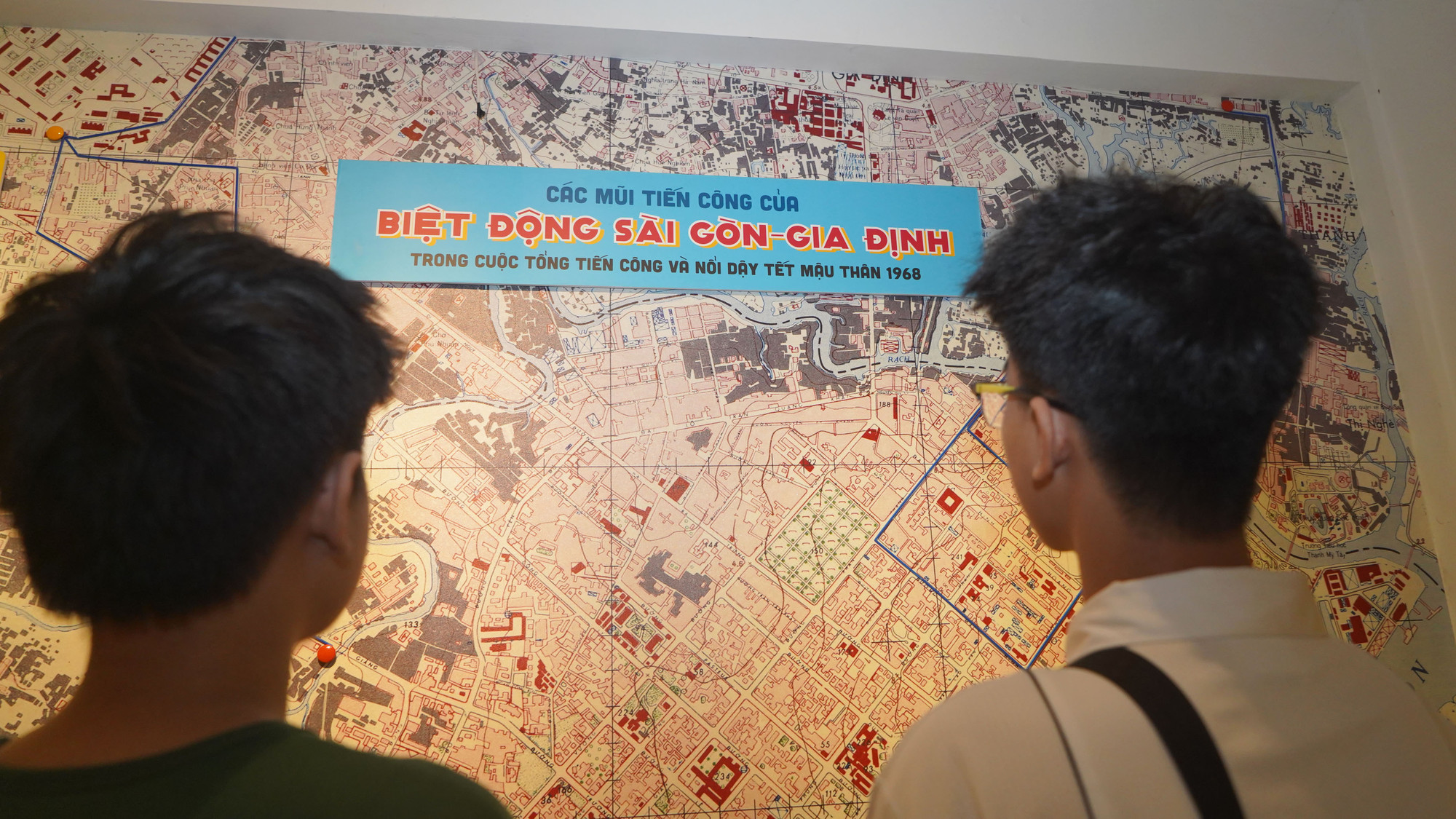 Giới trẻ tìm hiểu về lịch sử tại bảo tàng Biệt động Sài Gòn-Gia Định. Những mũi tấn công của lực lượng biệt động nội thành Sài Gòn nhắm vào năm mục tiêu trọng yếu của địch.