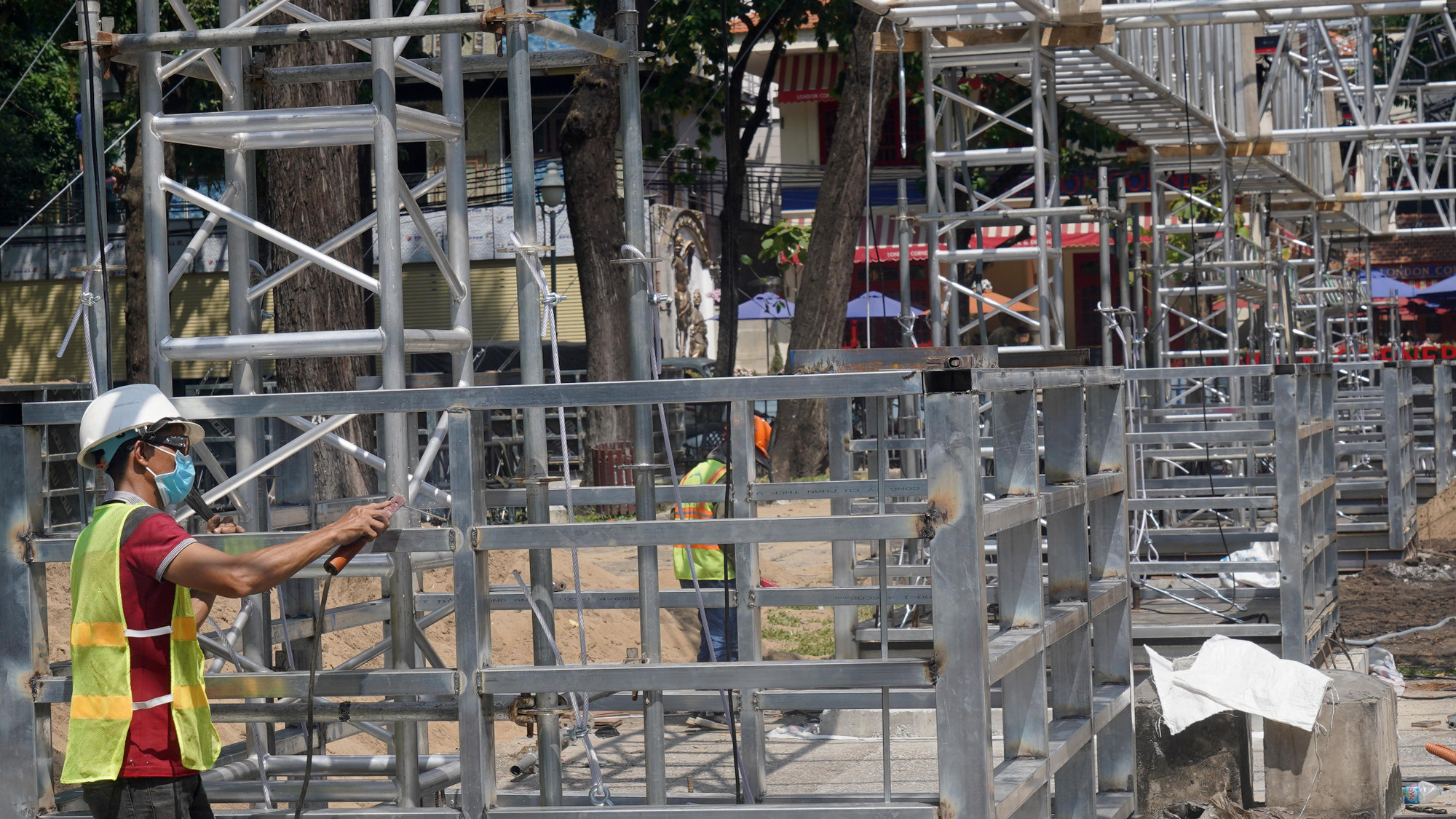 Giai đoạn 3: Bắt đầu từ ngày 17/4, công tác thi công bước vào giai đoạn cuối tại trục đường Lê Duẩn (đoạn từ vòng xoay Công xã Paris đến trước cổng Thảo Cầm Viên). Lúc này, dải phân cách trên đường sẽ được thu hồi để phục vụ cho công tác tổng duyệt chương trình.