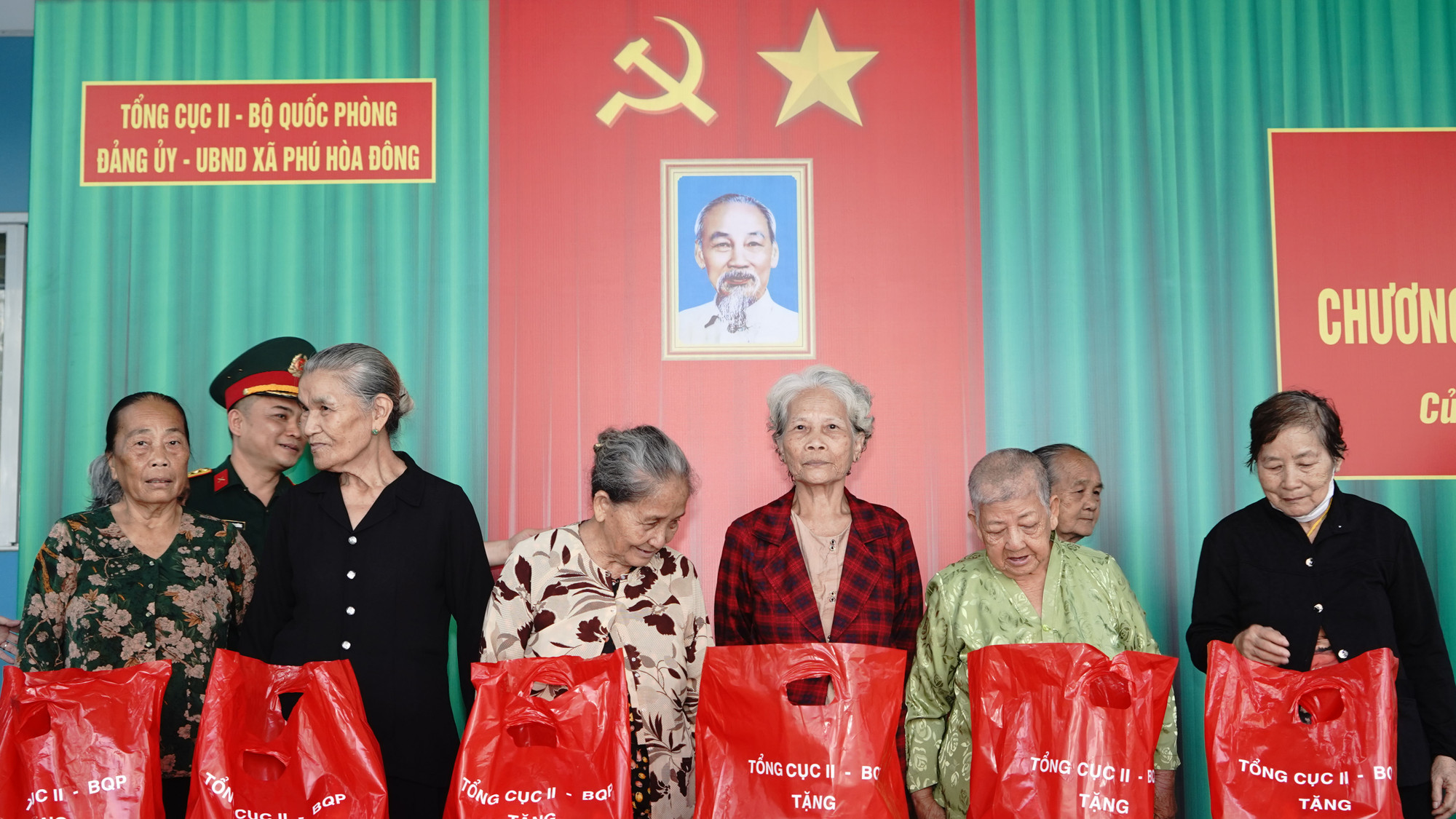 Niềm hạnh phúc của các gia đình chính sách trên địa bàn xã Phú Hòa Đông, huyện Củ Chi khi được Đảng và Nhà nước quan tâm động viên các gia đình có hoàn cảnh khó khăn, hộ nghèo vượt khó vươn lên trong cuộc sống.