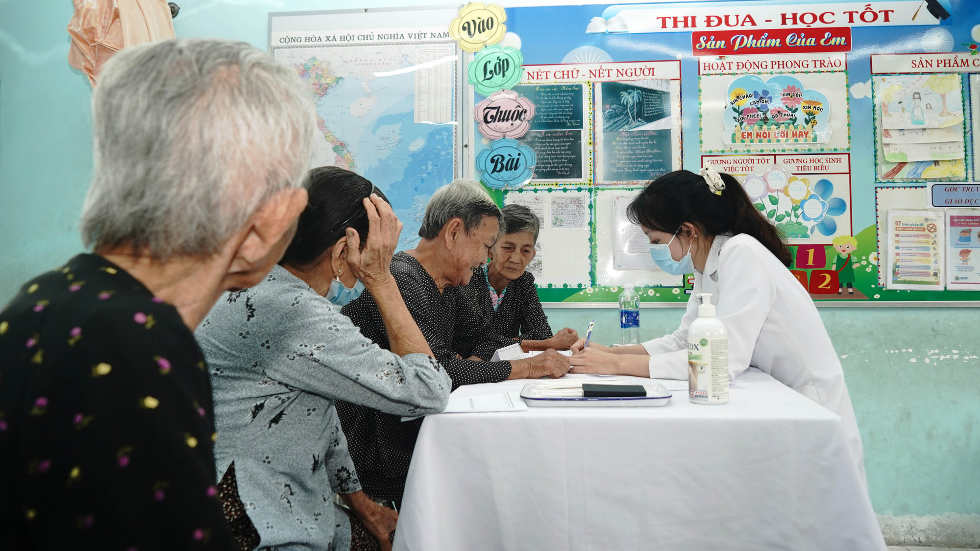 Sôi nổi các hoạt động kết hợp quân-dân y.