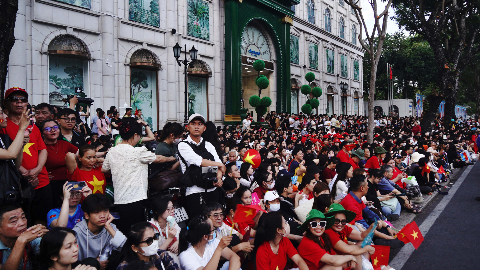Người dân hào hứng chờ xem tổng hợp luyện diễu binh lần 2 tại tuyến đường Lê Duẩn để đón xem màn diễu binh hoành tráng của các lực lượng vũ trang nhân dân Việt Nam. Người dân hào hứng chờ xem tổng hợp luyện diễu binh lần 2 tại tuyến đường Lê Duẩn để đón xem màn diễu binh hoành tráng của các lực lượng vũ trang nhân dân Việt Nam.
