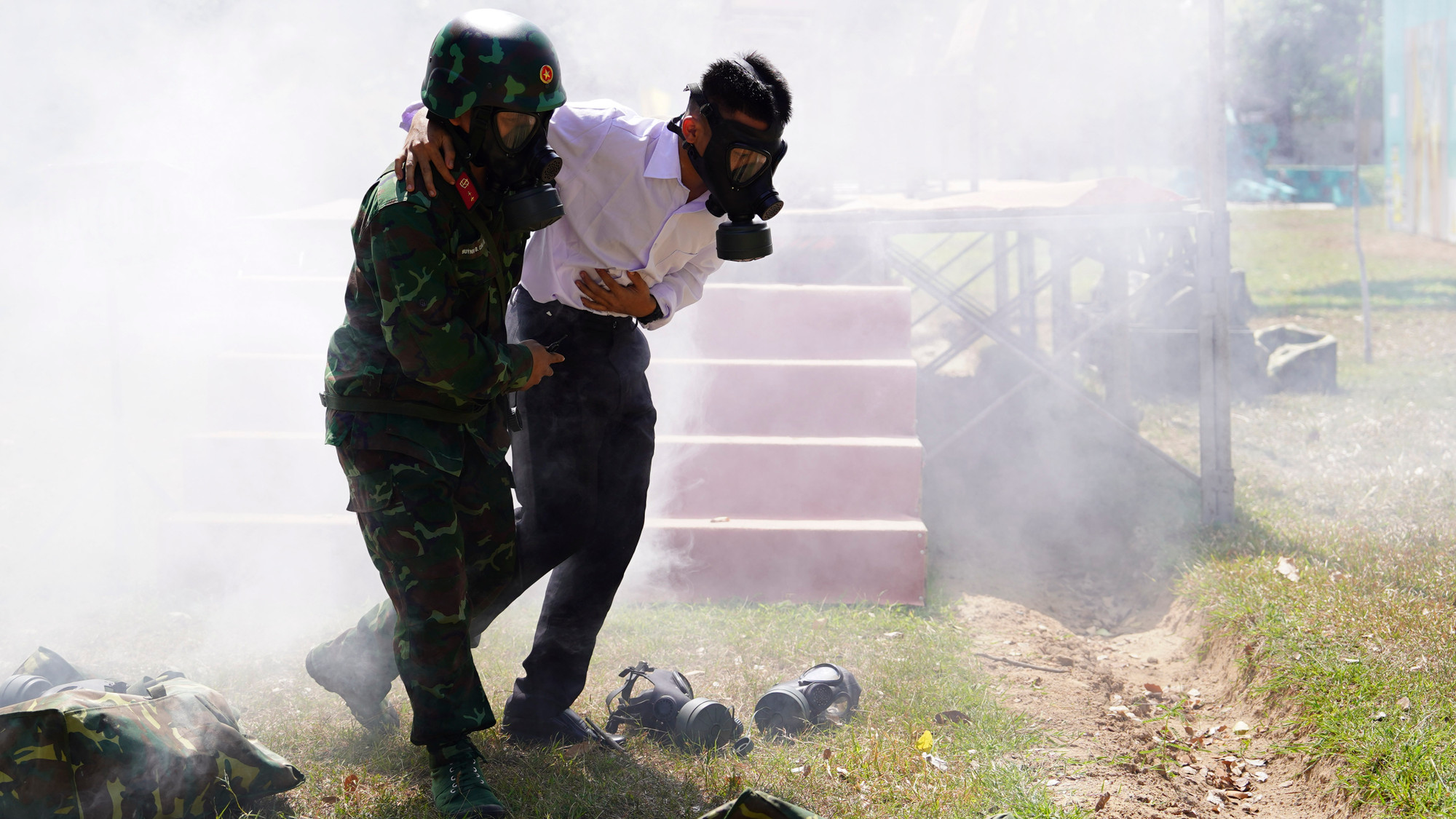 Các buổi diễn tập xử lý tình huống giả định liên tục được tổ chức, từ việc phát hiện nguồn nguy hiểm, khoanh vùng, cảnh báo, đến triển khai lực lượng, phương tiện tiêu tẩy, khử độc và cứu hộ, cứu nạn.