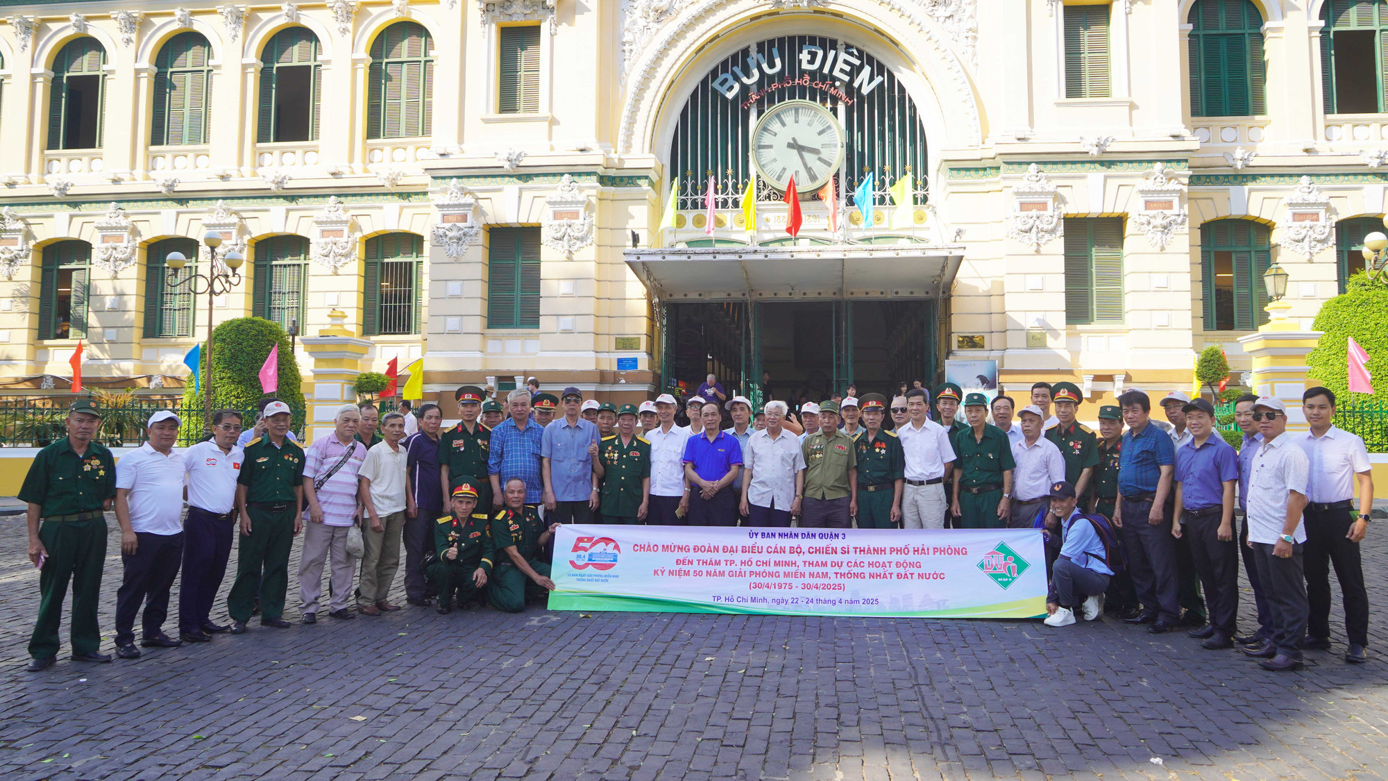 Bưu điện trung tâm Thành phố rất đông các đoàn cựu chiến binh tham quan.