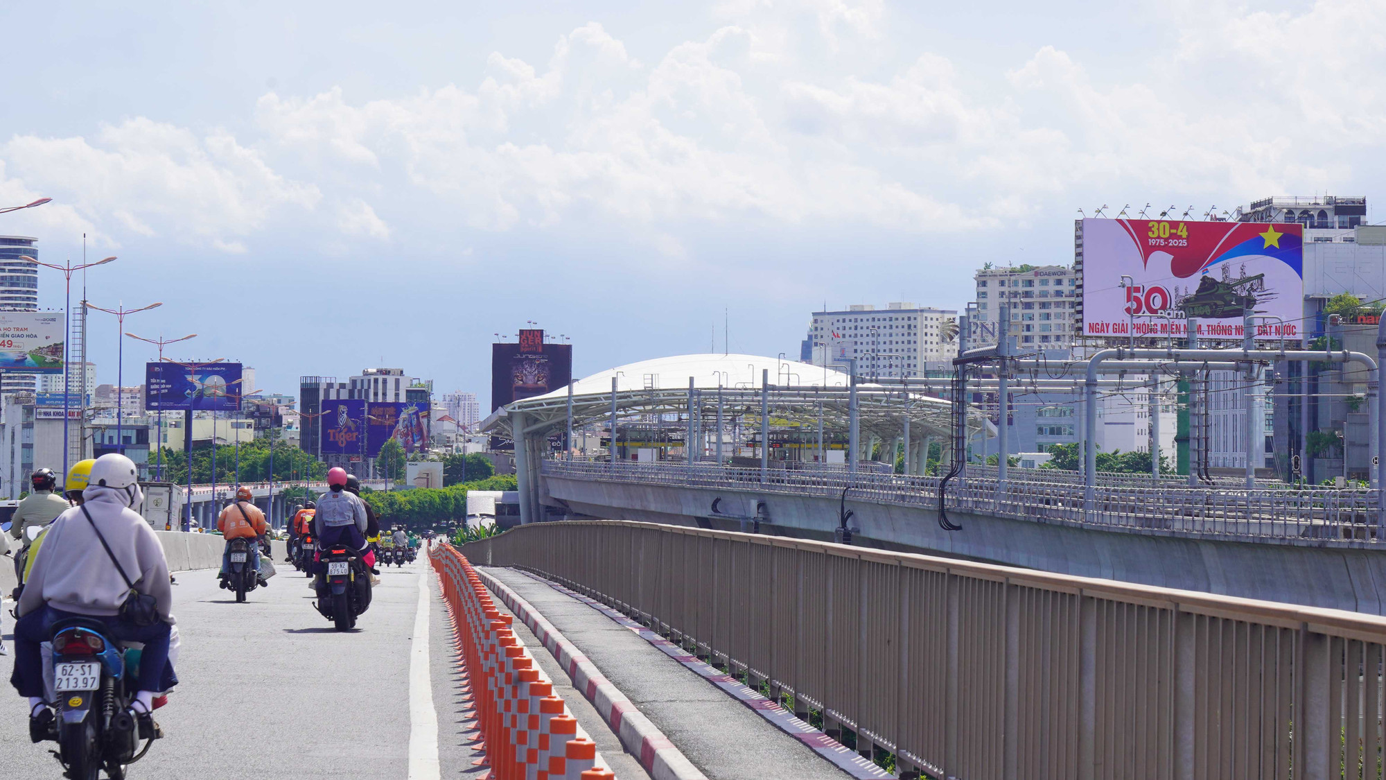 Cầu Sài Gòn hướng về trung tâm Thành phố Hồ Chí Minh.