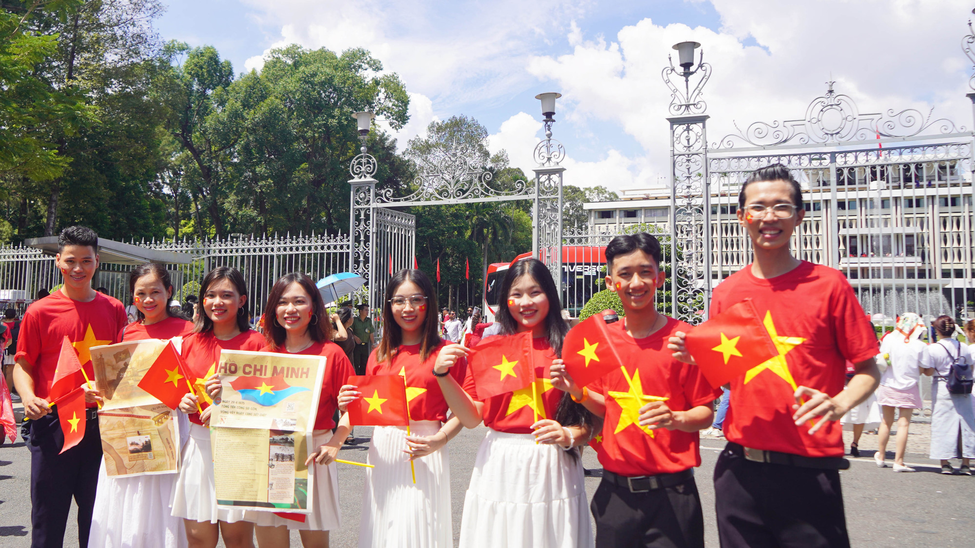 Ghi nhận của phóng viên lúc 11 giờ trưa ngày 25/4, đông đảo du khách trong nước và nước ngoài đã đông kín trước cửa Dinh Độc Lập.