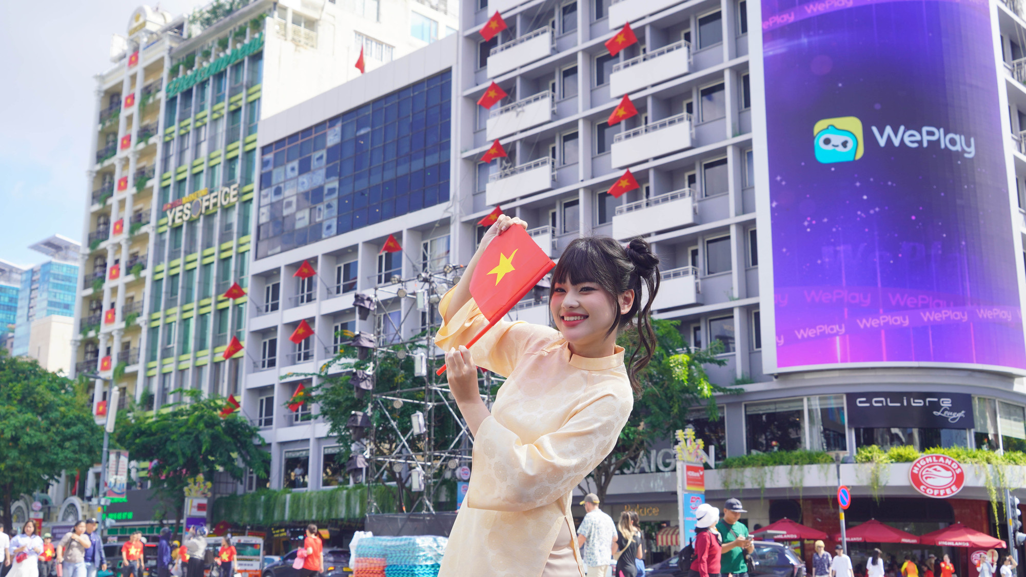 Các bạn trẻ lưu lại những khoảng khắc của buổi trưa 25/4 tại phố đi bộ Nguyễn Huệ.