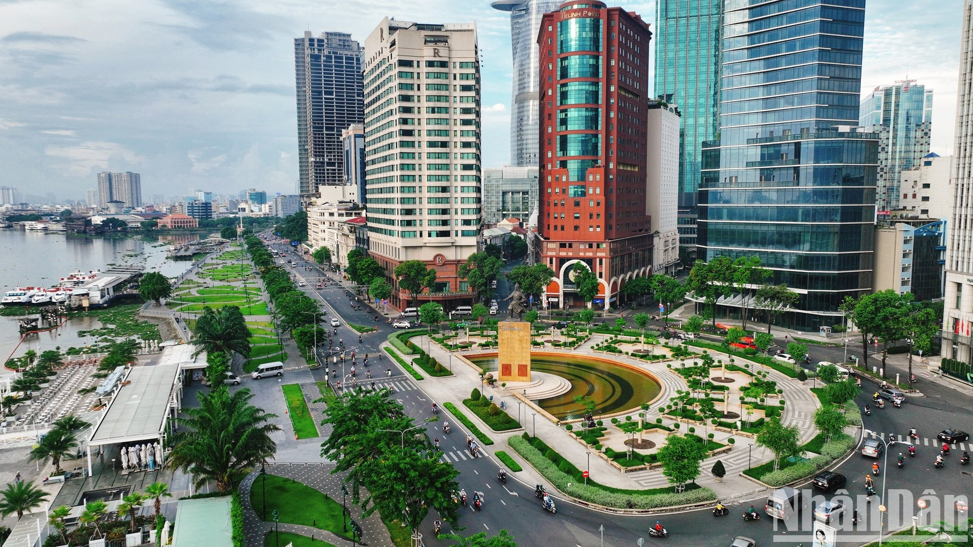 Sau nhiều lần chỉnh trang, khu vực công viên Công trường Mê Linh, nơi đặt tượng đài Đức Trần Hưng Đạo, quận 1, chính thức đi vào hoạt động vào tháng 3/2022. (Ảnh: THÀNH ĐẠT). Sau nhiều lần chỉnh trang, khu vực công viên Công trường Mê Linh, nơi đặt tượng đài Đức Trần Hưng Đạo, quận 1, chính thức đi vào hoạt động vào tháng 3/2022. (Ảnh: THÀNH ĐẠT).