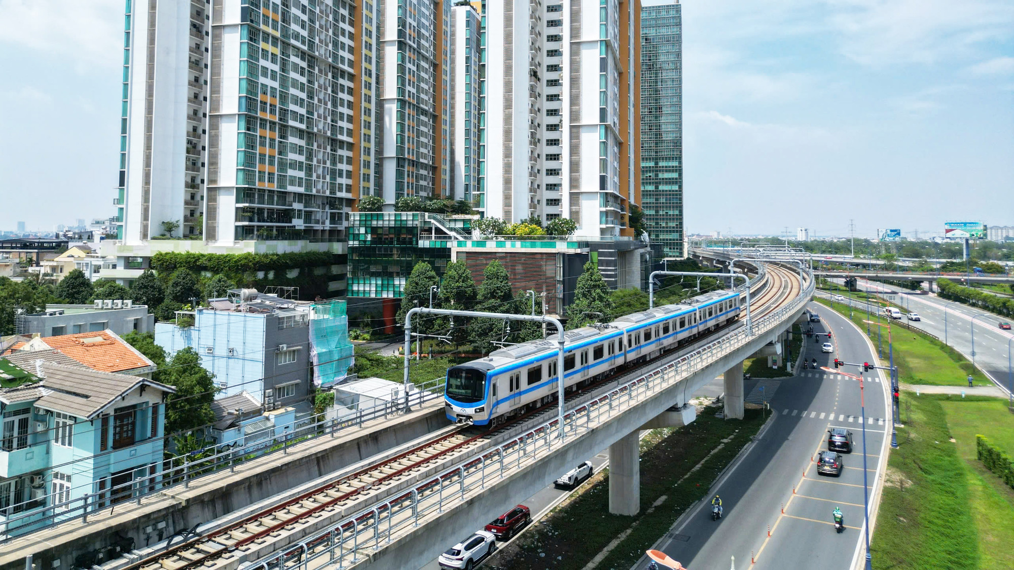Đặc biệt là sự phát triển của Metro số 1 đã biến trục đường Võ Nguyên Giáp (Xa lộ Hà Nội cũ) thành biểu tượng của giao thông đô thị thông minh, đáp ứng nhu cầu đi lại ngày càng tăng của Thành phố Hồ Chí Minh hiện đại. Đặc biệt là sự phát triển của Metro số 1 đã biến trục đường Võ Nguyên Giáp (Xa lộ Hà Nội cũ) thành biểu tượng của giao thông đô thị thông minh, đáp ứng nhu cầu đi lại ngày càng tăng của Thành phố Hồ Chí Minh hiện đại.