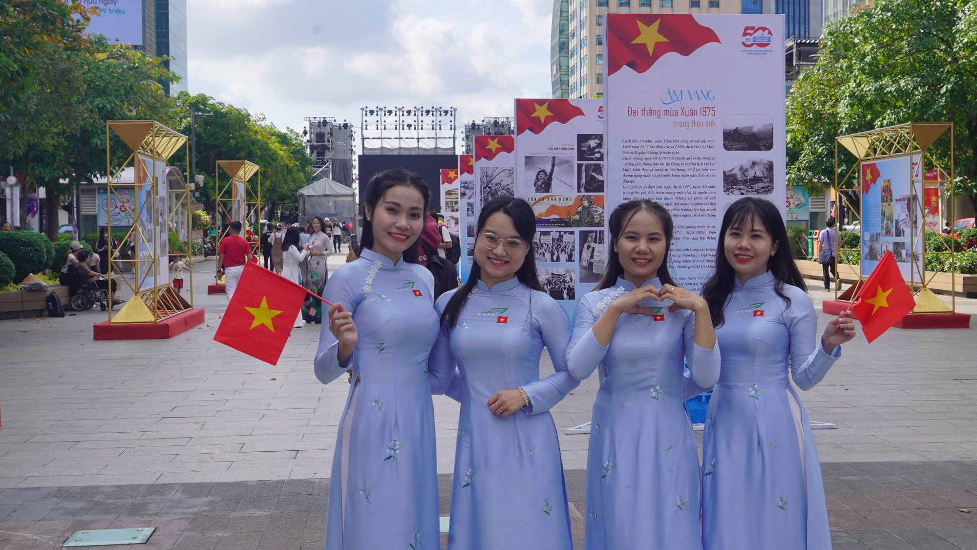 Ngoài Dinh Độc Lập, phố đi bộ Nguyễn Huệ ngay từ sáng sớm đã có rất đông bạn trẻ đến chụp ảnh cùng bạn bè để hưởng không khí trước đại lễ kỷ niệm 50 năm Ngày Giải phóng miền nam, thống nhất đất nước (30/4/1975-30/4/2025).