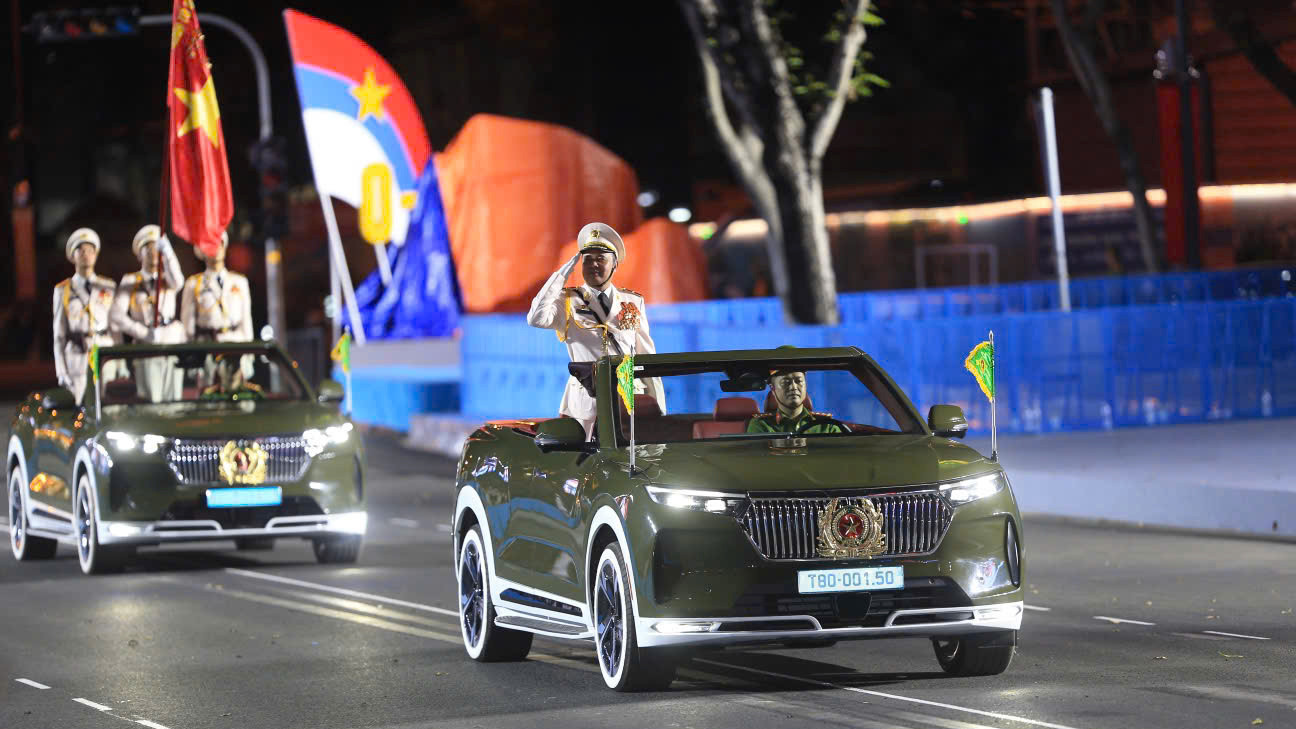 Khối Quân đội Nhân dân Việt Nam diễu binh qua lễ đài, dẫn đầu là xe chỉ huy, chở sĩ quan cấp cao của Bộ Quốc phòng duyệt đội hình. Khối Quân đội Nhân dân Việt Nam diễu binh qua lễ đài, dẫn đầu là xe chỉ huy, chở sĩ quan cấp cao của Bộ Quốc phòng duyệt đội hình.