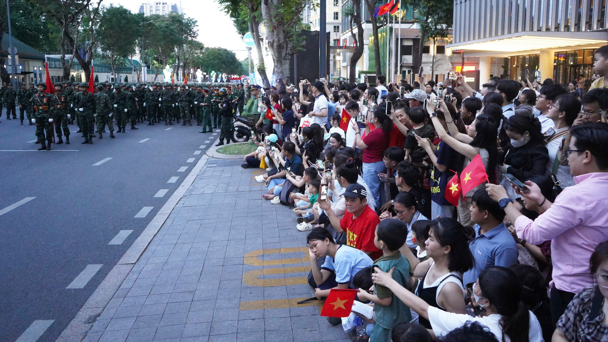 Dù chương trình buổi tổng hợp luyện diễu binh lần thứ hai bắt đầu vào lúc 19 giờ nhưng trước đó 3-4 tiếng, người dân đã đổ về các trục đường quanh Dinh Độc Lập, đặc biệt là tuyến đường Lê Duẩn để đón xem màn diễu binh hoành tráng của các lực lượng vũ trang nhân dân Việt Nam. Dù chương trình buổi tổng hợp luyện diễu binh lần thứ hai bắt đầu vào lúc 19 giờ nhưng trước đó 3-4 tiếng, người dân đã đổ về các trục đường quanh Dinh Độc Lập, đặc biệt là tuyến đường Lê Duẩn để đón xem màn diễu binh hoành tráng của các lực lượng vũ trang nhân dân Việt Nam.