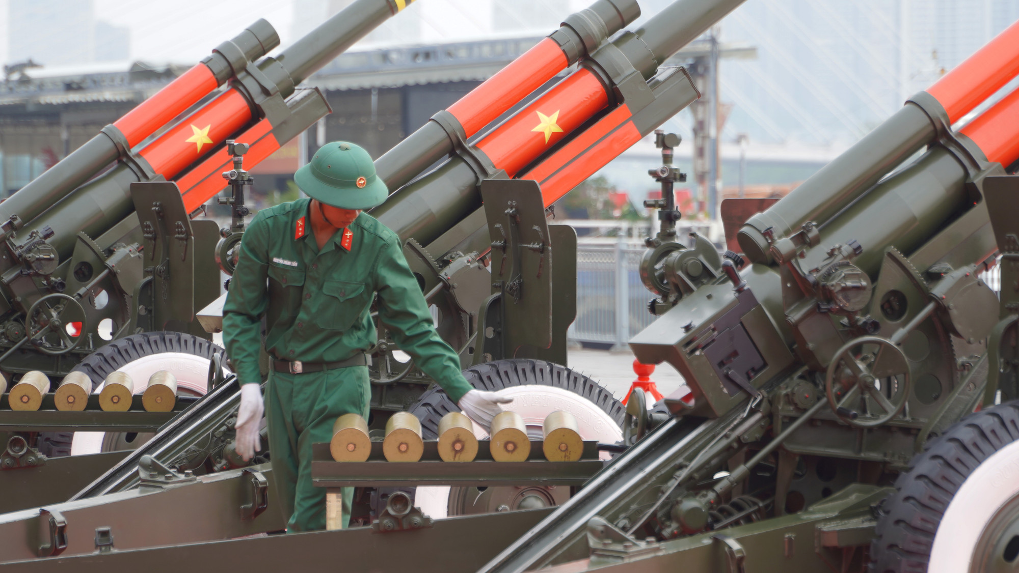 Mỗi khẩu pháo nặng khoảng 4 tấn, được đưa từ Đồng Nai đến Thành phố Hồ Chí Minh. Mỗi khẩu pháo nặng khoảng 4 tấn, được đưa từ Đồng Nai đến Thành phố Hồ Chí Minh.