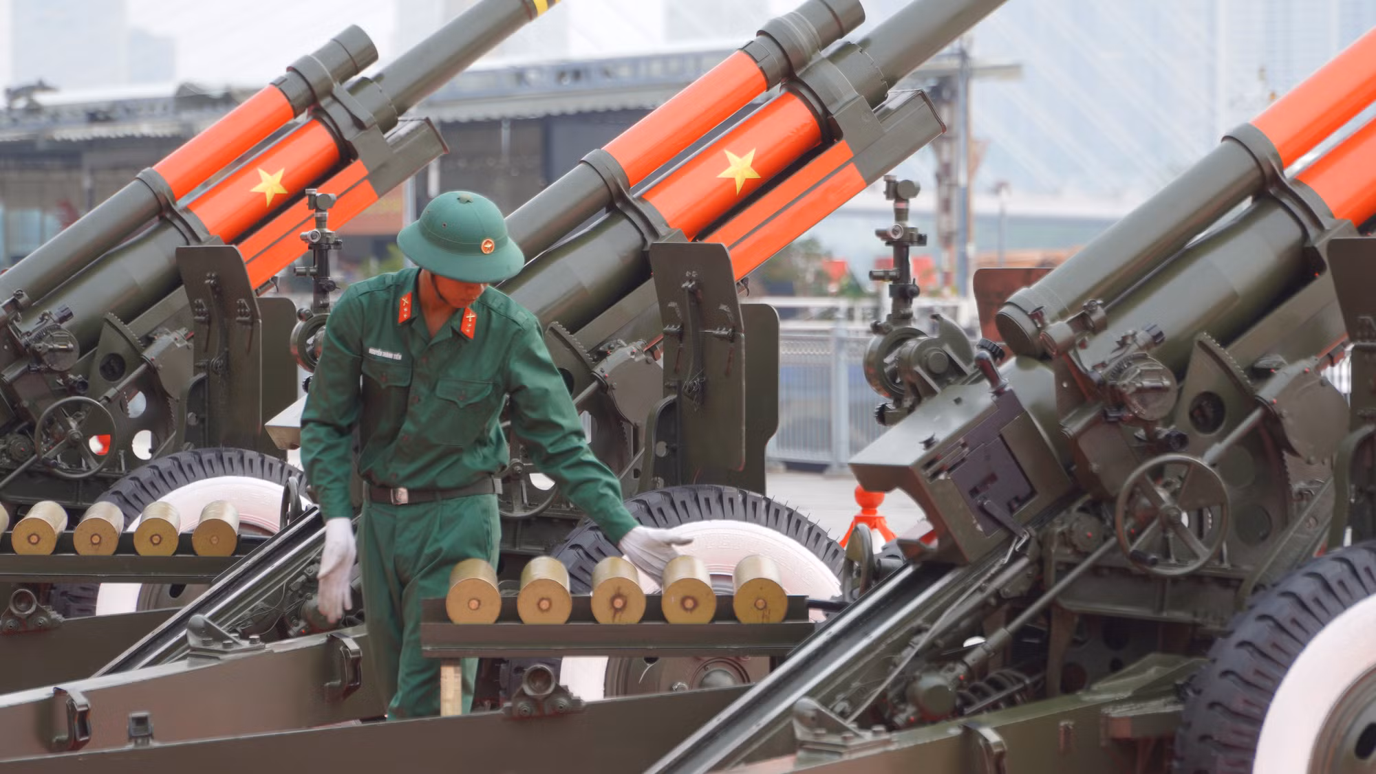 Mỗi khẩu pháo nặng khoảng 4 tấn, được đưa từ Đồng Nai đến Thành phố Hồ Chí Minh. Mỗi khẩu pháo nặng khoảng 4 tấn, được đưa từ Đồng Nai đến Thành phố Hồ Chí Minh.