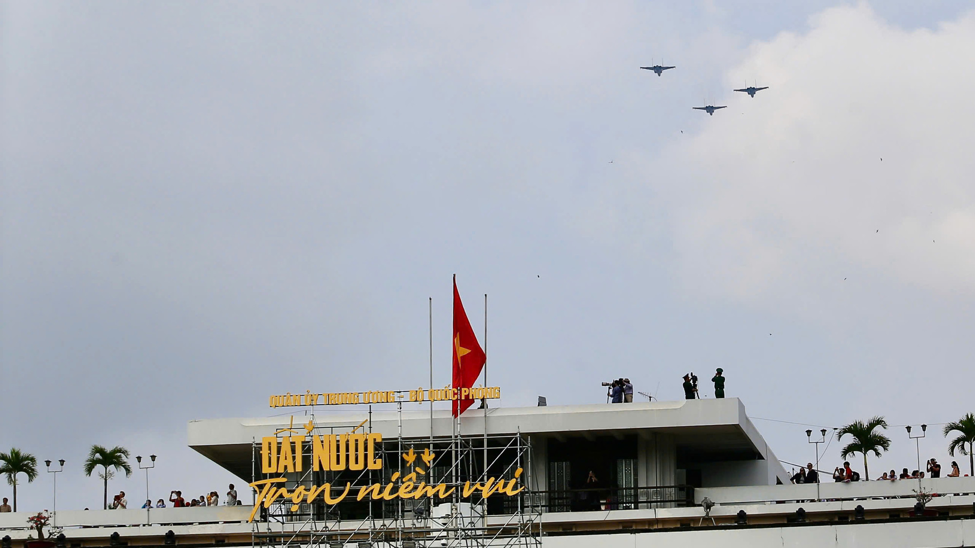Tiêm kích gầm thét trên bầu trời qua Dinh Độc Lập.
