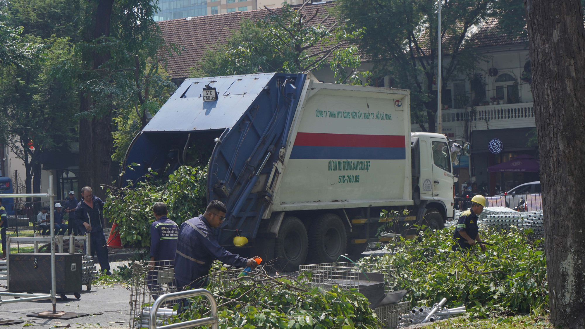 Công nhân cây xanh dọn dẹp vệ sinh sau khi cắt tỉa cây xanh để bảo đảm tầm nhìn và an toàn trong suốt quá trình tổ chức sự kiện.