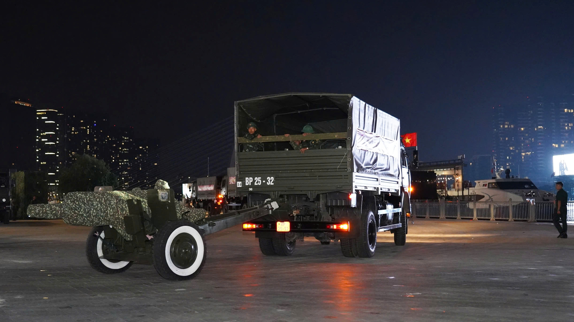 Đoàn xe chuyên dụng của lực lượng Quân đội chở pháo được hộ tống bởi lực lượng chức năng, di chuyển trong đêm để bảo đảm an toàn và hạn chế ảnh hưởng đến giao thông.