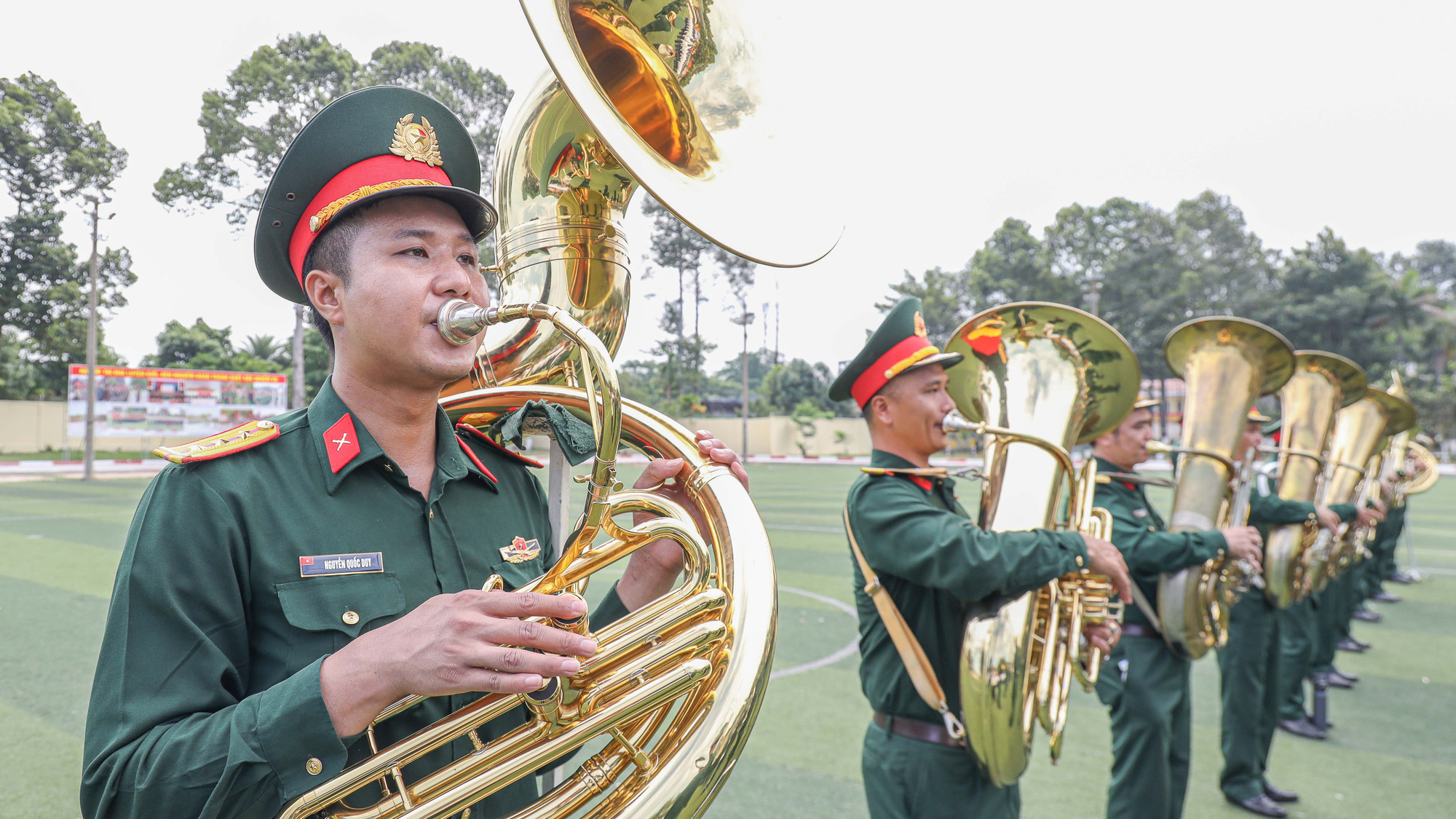 Khối Nam quân nhạc cùng với những âm thanh hùng tráng, ngân vang.