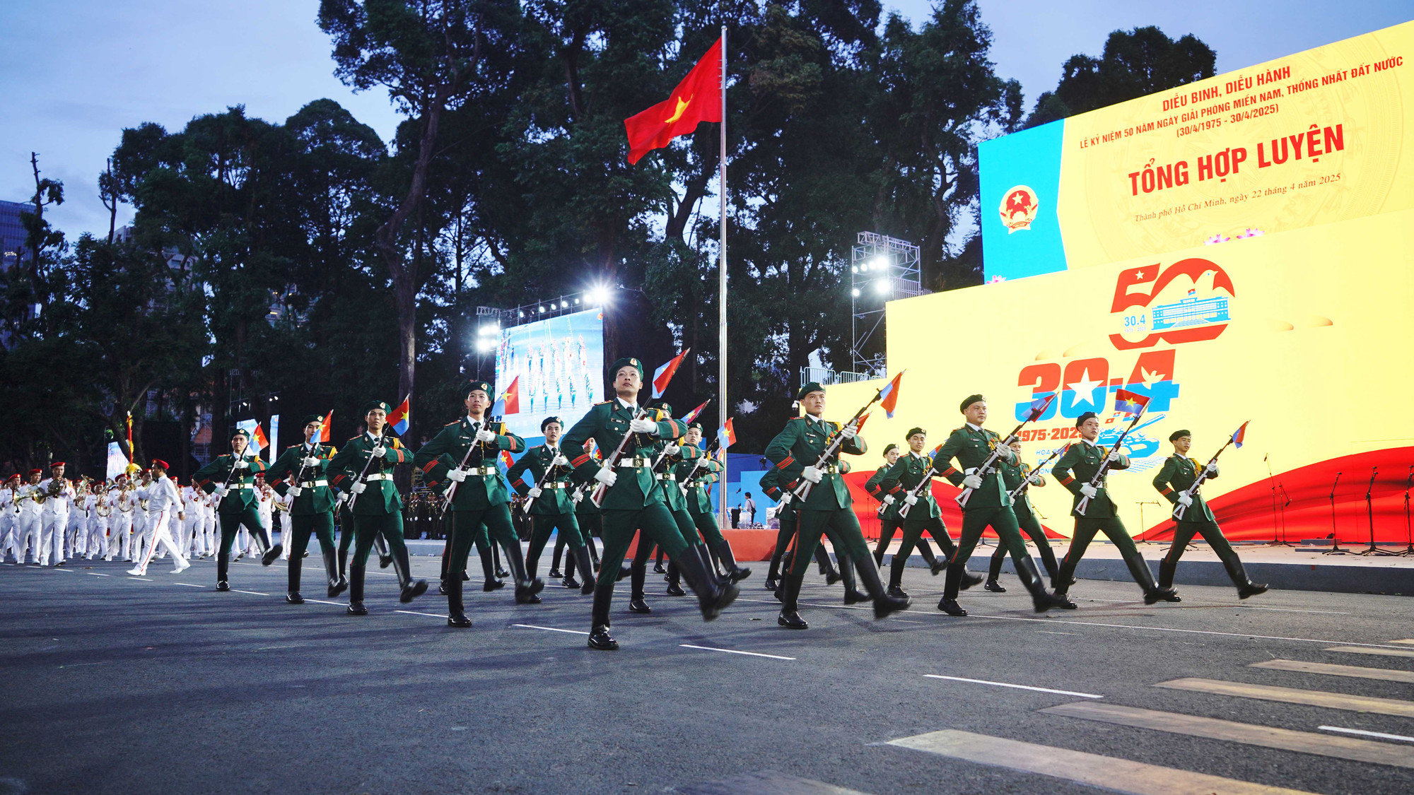 Ngay từ 18 giờ, các đoàn tham gia diễu binh đã tập trung đầy đủ tại vị trí, sẵn sàng tham gia màn hợp luyện lần hai. Ngay từ 18 giờ, các đoàn tham gia diễu binh đã tập trung đầy đủ tại vị trí, sẵn sàng tham gia màn hợp luyện lần hai.