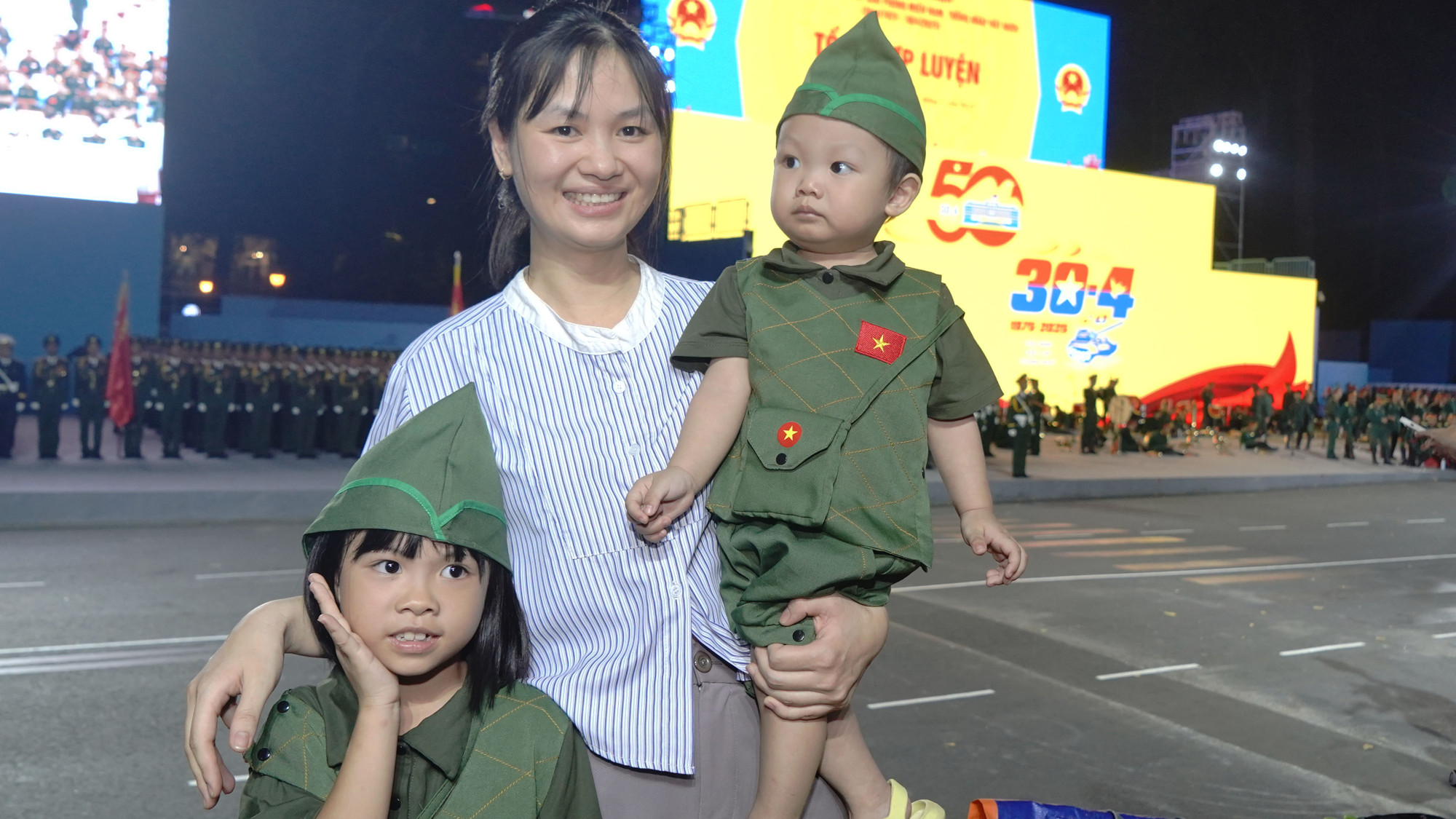 Cách đó không xa, sau khi chăm chú quan sát màn diễu binh với khí thế hào hùng, gia đình anh Nguyễn Cường Thịnh (quận 1), cho biết cảm thấy vô cùng tự hào và rất kỳ vọng vào kỷ nguyên mới của dân tộc. Cách đó không xa, sau khi chăm chú quan sát màn diễu binh với khí thế hào hùng, gia đình anh Nguyễn Cường Thịnh (quận 1), cho biết cảm thấy vô cùng tự hào và rất kỳ vọng vào kỷ nguyên mới của dân tộc.