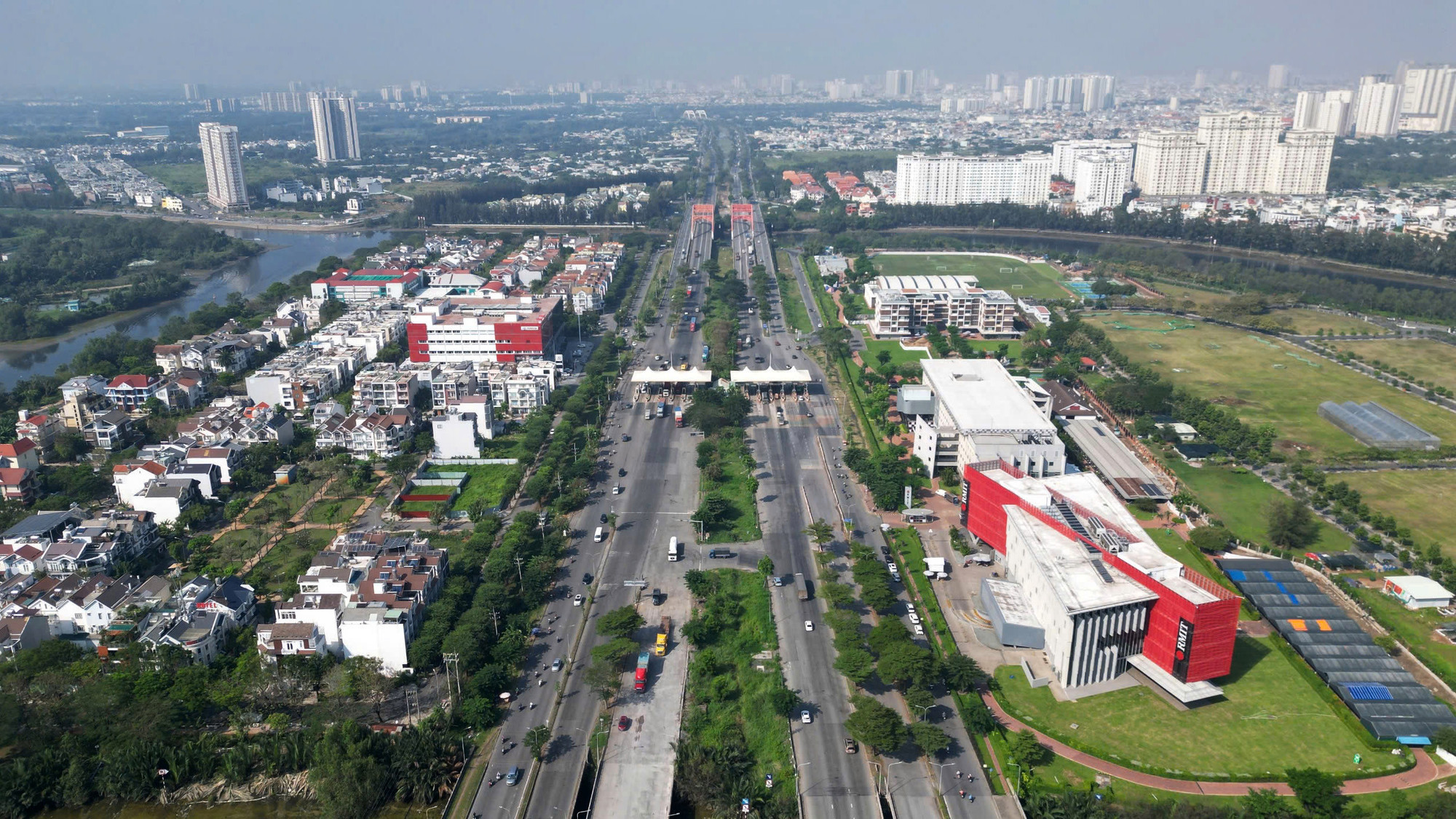 Tháng 12/1996, sau khi chính quyền thành phố thông qua chủ trương, cùng với nguồn vốn rót vào từ nhà đầu tư nước ngoài, Công trình tuyến đường bắc Nhà Bè - nam Bình Chánh (nay là đại lộ Nguyễn Văn Linh) được chính thức khởi công và được khánh thành vào năm 2007, đại lộ Nguyễn Văn Linh dài 18km, được xem là đại lộ đầu tiên và dài nhất thành phố, thi công hoàn thiện đã làm thay đổi diện mạo 3.000ha khu nam Sài Gòn. Tháng 12/1996, sau khi chính quyền thành phố thông qua chủ trương, cùng với nguồn vốn rót vào từ nhà đầu tư nước ngoài, Công trình tuyến đường bắc Nhà Bè - nam Bình Chánh (nay là đại lộ Nguyễn Văn Linh) được chính thức khởi công và được khánh thành vào năm 2007, đại lộ Nguyễn Văn Linh dài 18km, được xem là đại lộ đầu tiên và dài nhất thành phố, thi công hoàn thiện đã làm thay đổi diện mạo 3.000ha khu nam Sài Gòn.