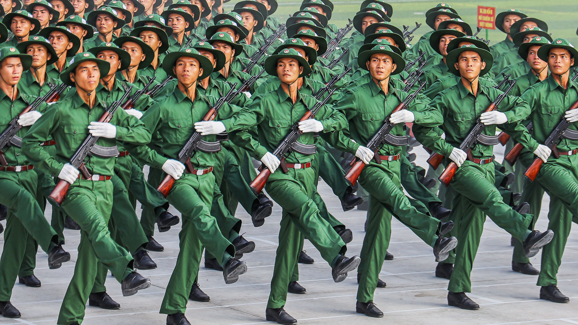 Chiến sĩ giải phóng quân với những bước chân hừng hực khí thế.