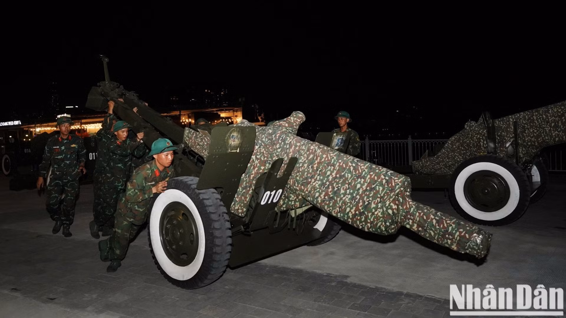 Khuya 6/4, lực lượng Quân đội tổ chức vận chuyển 15 khẩu pháo từ Đồng Nai về khu vực Bến Bạch Đằng (Quận 1, Thành phố Hồ Chí Minh) để phục vụ cho Lễ kỷ niệm 50 năm Ngày Giải phóng miền nam, thống nhất đất nước (30/4/1975-30/4/2025).