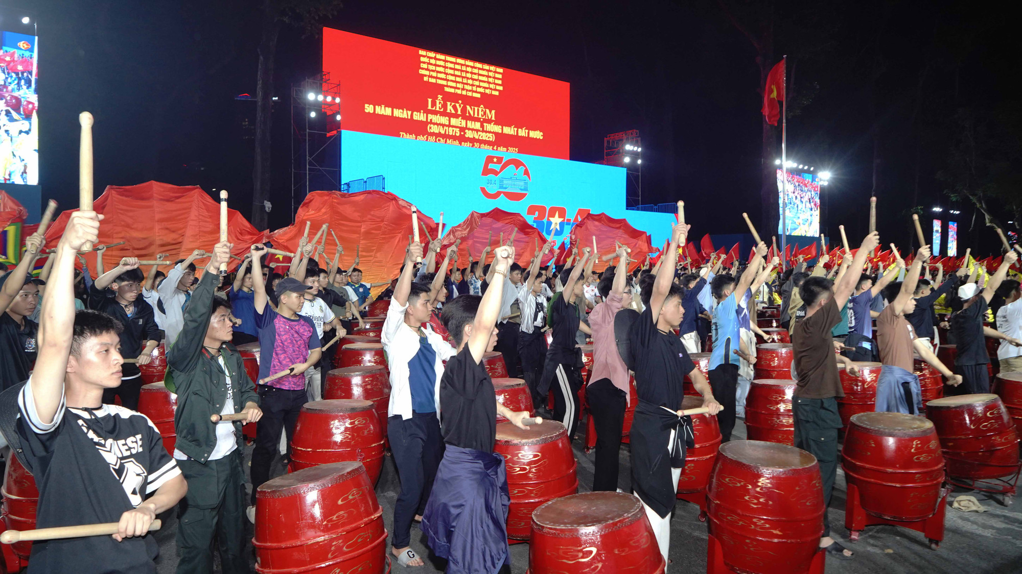 Trống hội và múa cờ dân tộc rực rỡ sắc màu, tái hiện khí thế hào hùng của dân tộc Việt Nam trong hành trình dựng nước và giữ nước. Trống hội và múa cờ dân tộc rực rỡ sắc màu, tái hiện khí thế hào hùng của dân tộc Việt Nam trong hành trình dựng nước và giữ nước.