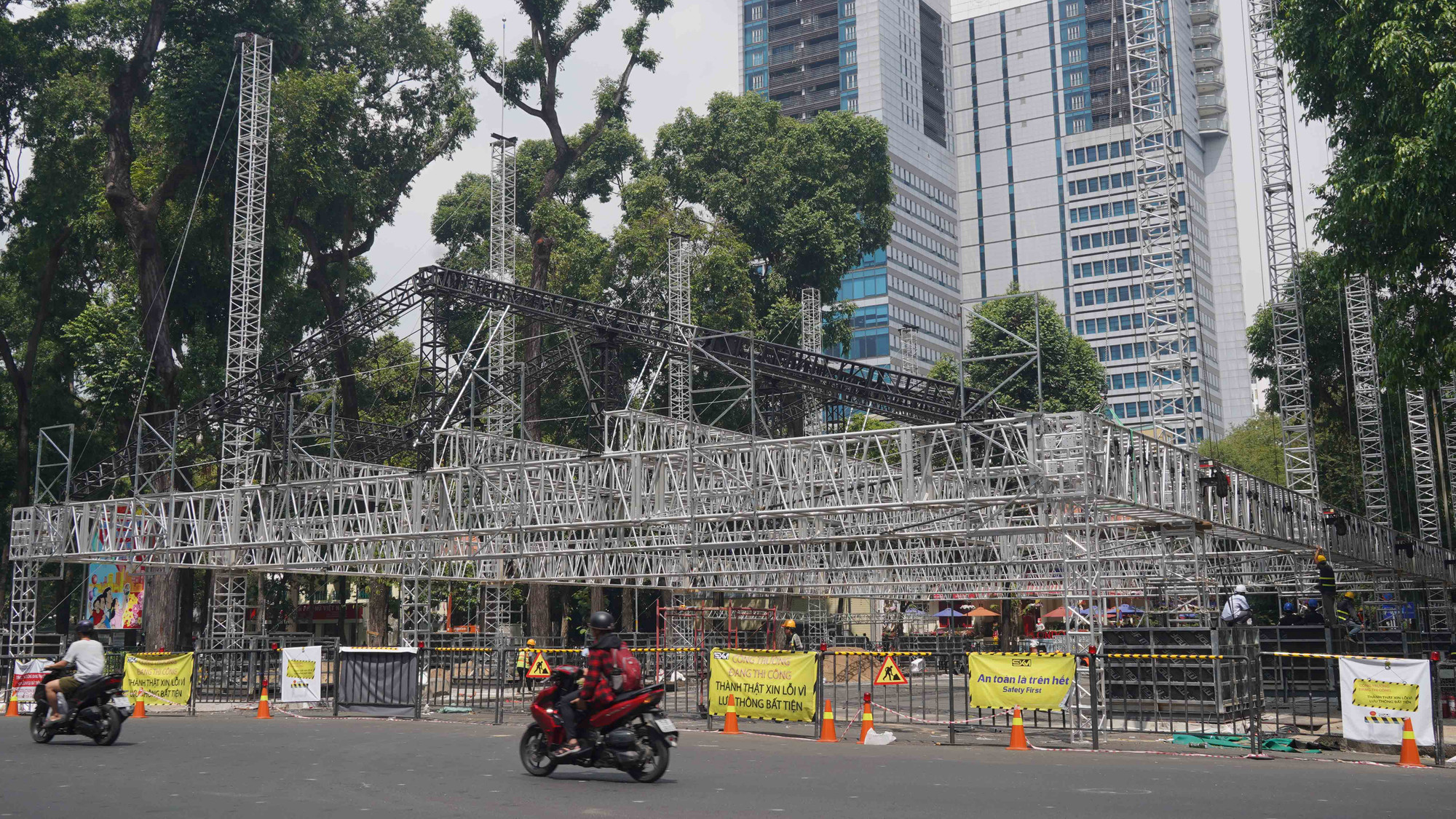 Song song với việc thi công, công tác chỉnh trang cảnh quan đô thị cũng được triển khai. Ghi nhận của phóng viên sáng 1/4, hiện hạng mục sân khấu chính sau 5 ngày thi công .