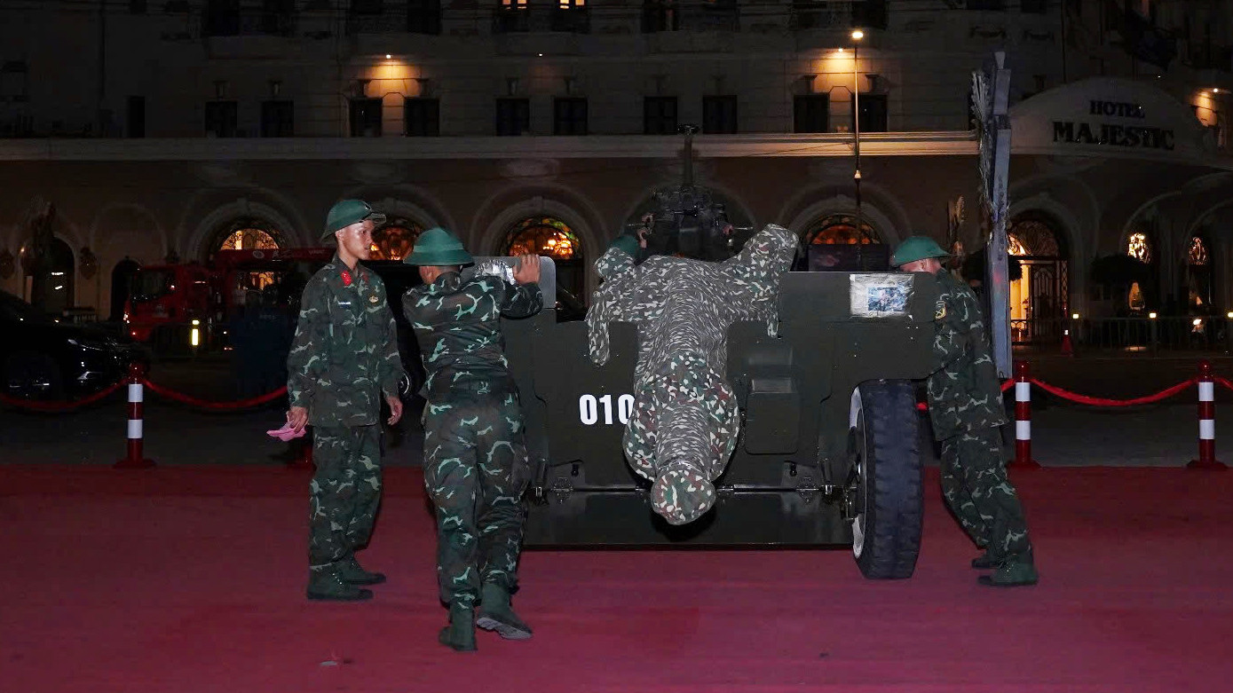 Theo quan sát, mỗi khẩu pháo được vận chuyển cẩn thận, bố trí đều trên các xe tải quân sự. Ngay khi đến Thành phố Hồ Chí Minh, lực lượng Quân đội khẩn trương lắp đặt tại khu vực quy hoạch pháo lễ ở Bến Bạch Đằng.