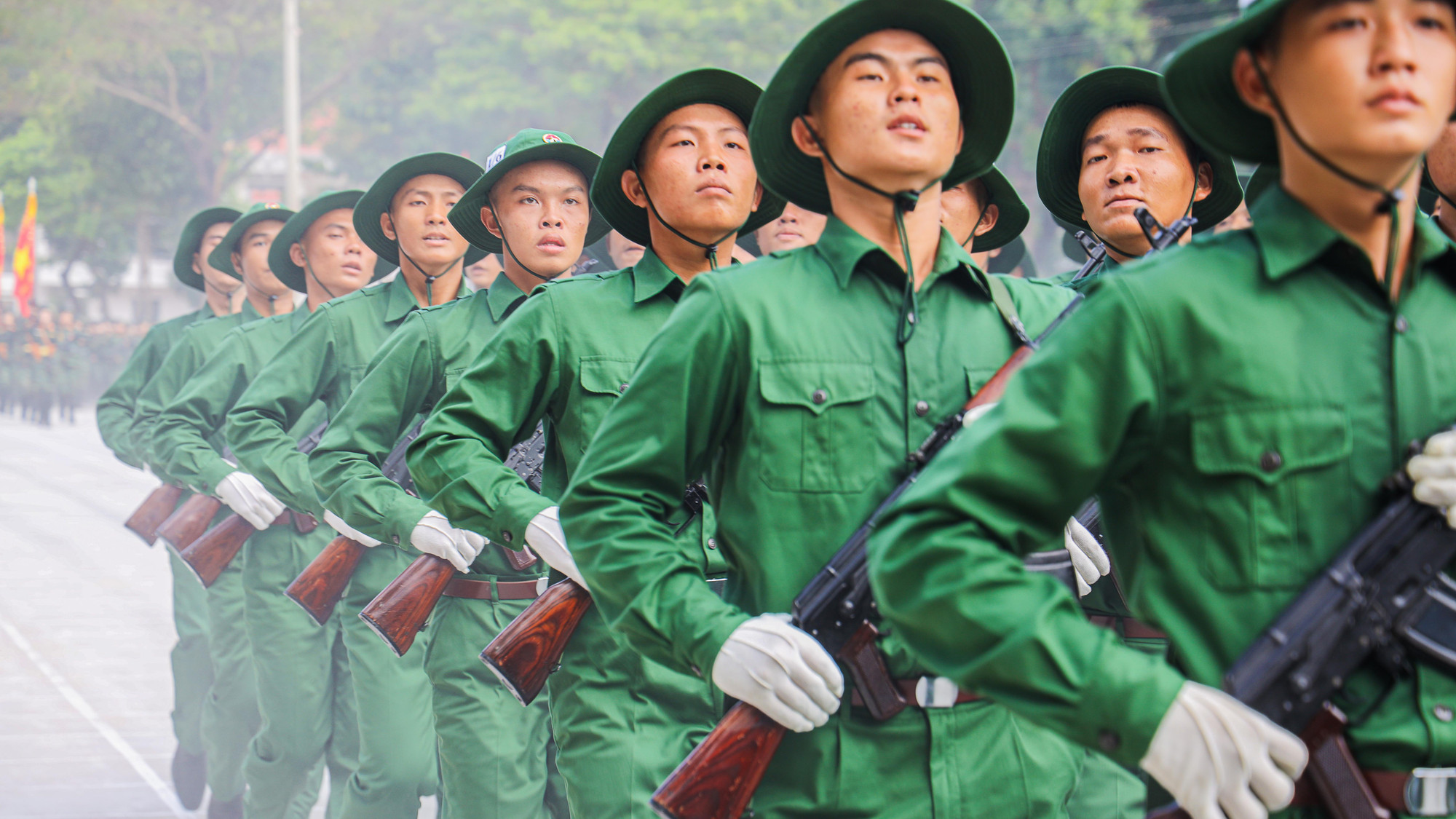 Từng giọt mồ hôi thẫm đẫm màu áo lính, hun đúc thêm quyết tâm hoàn thành nhiệm vụ.